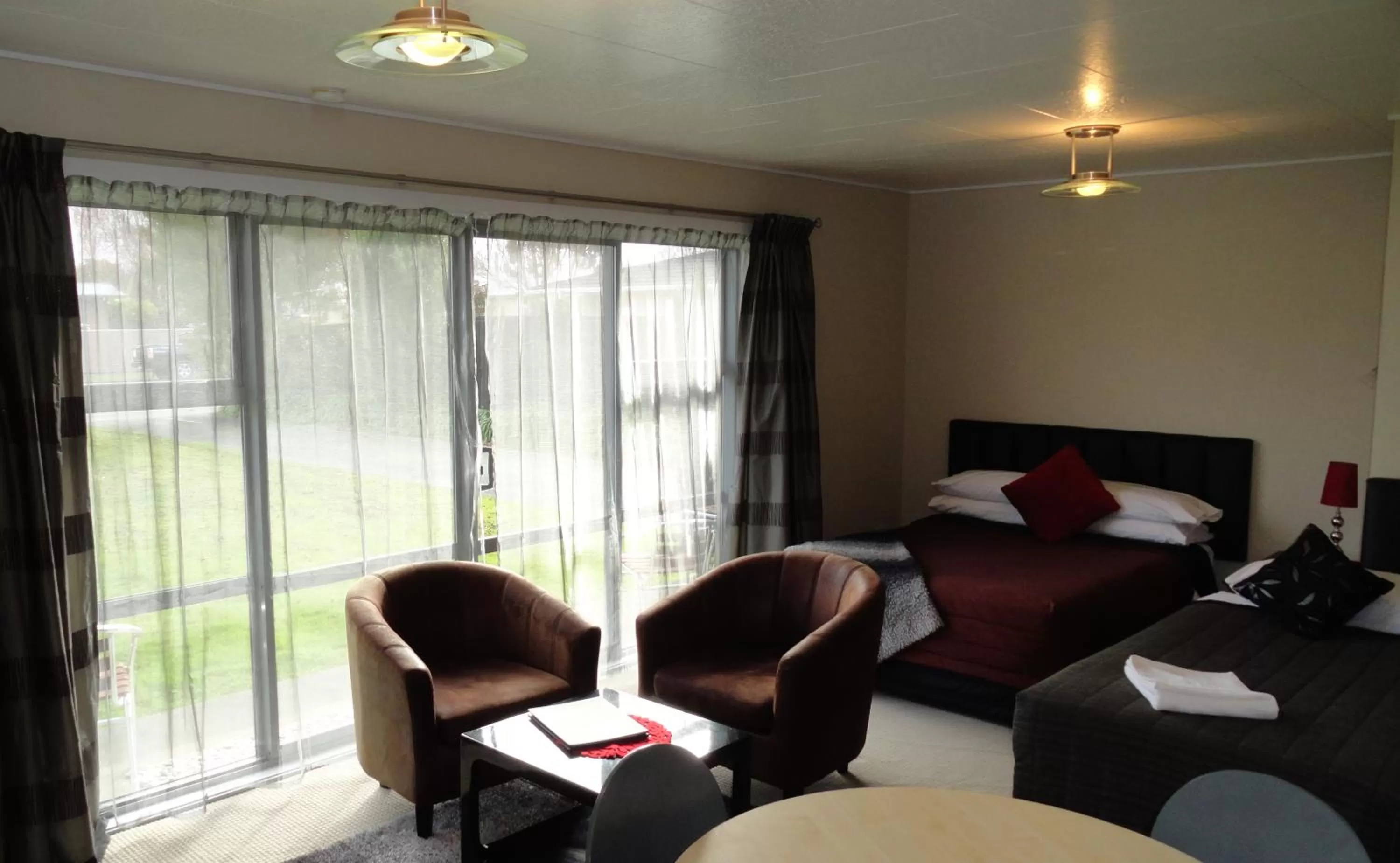 Bed, Lobby/Reception in Aarburg Airport Motel