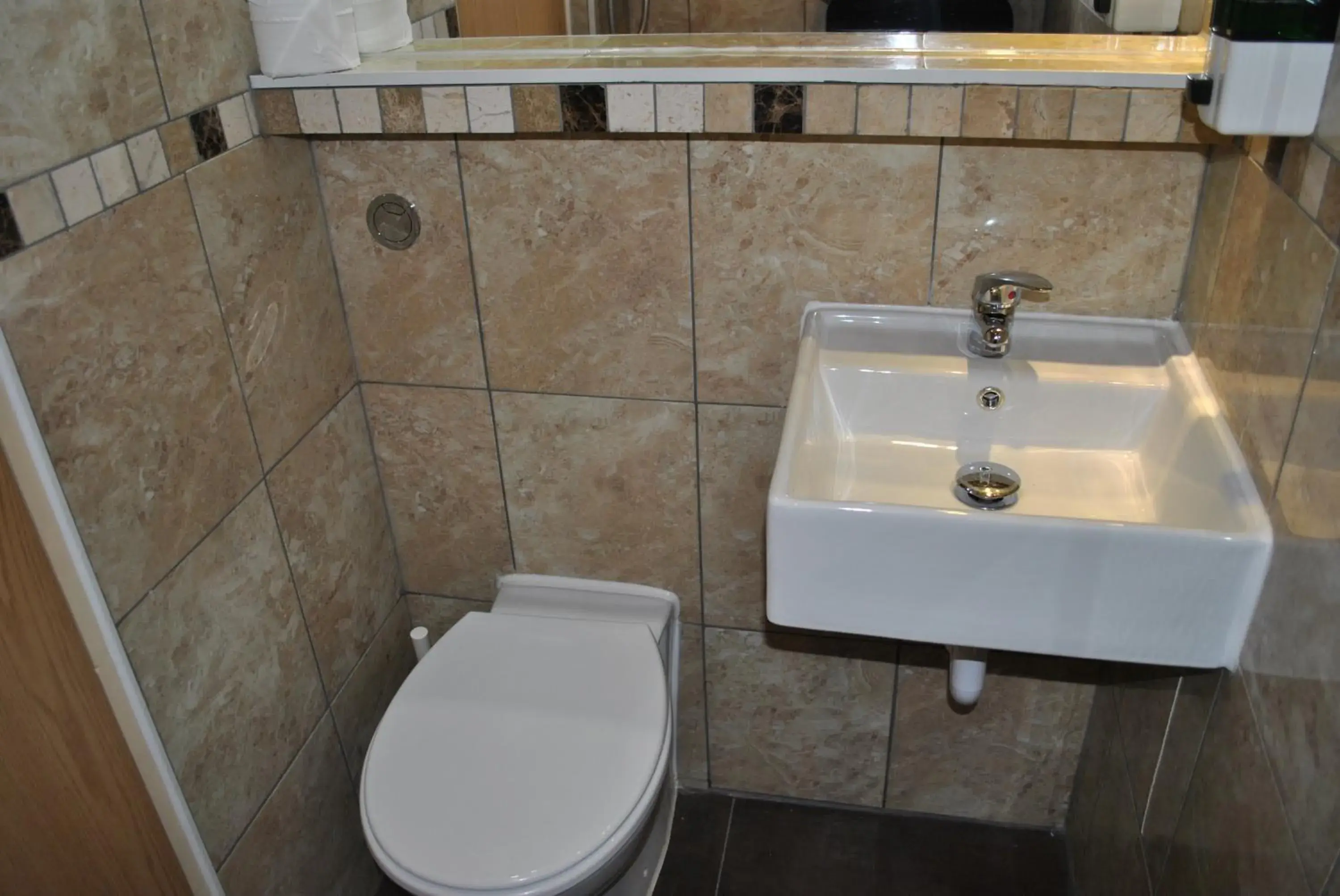 Twin Room with private Toilet and Shower in Carlton Hotel Twin Room with private Toilet and Shower in Carlton Hotel