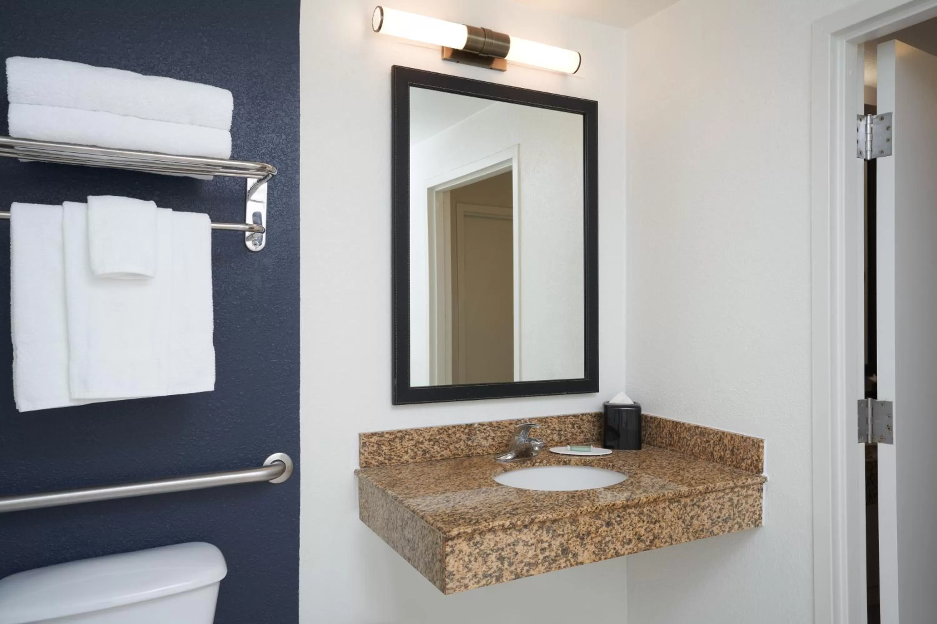 Bathroom in Fairfield Inn & Suites by Marriott Orlando International Drive/Convention Center