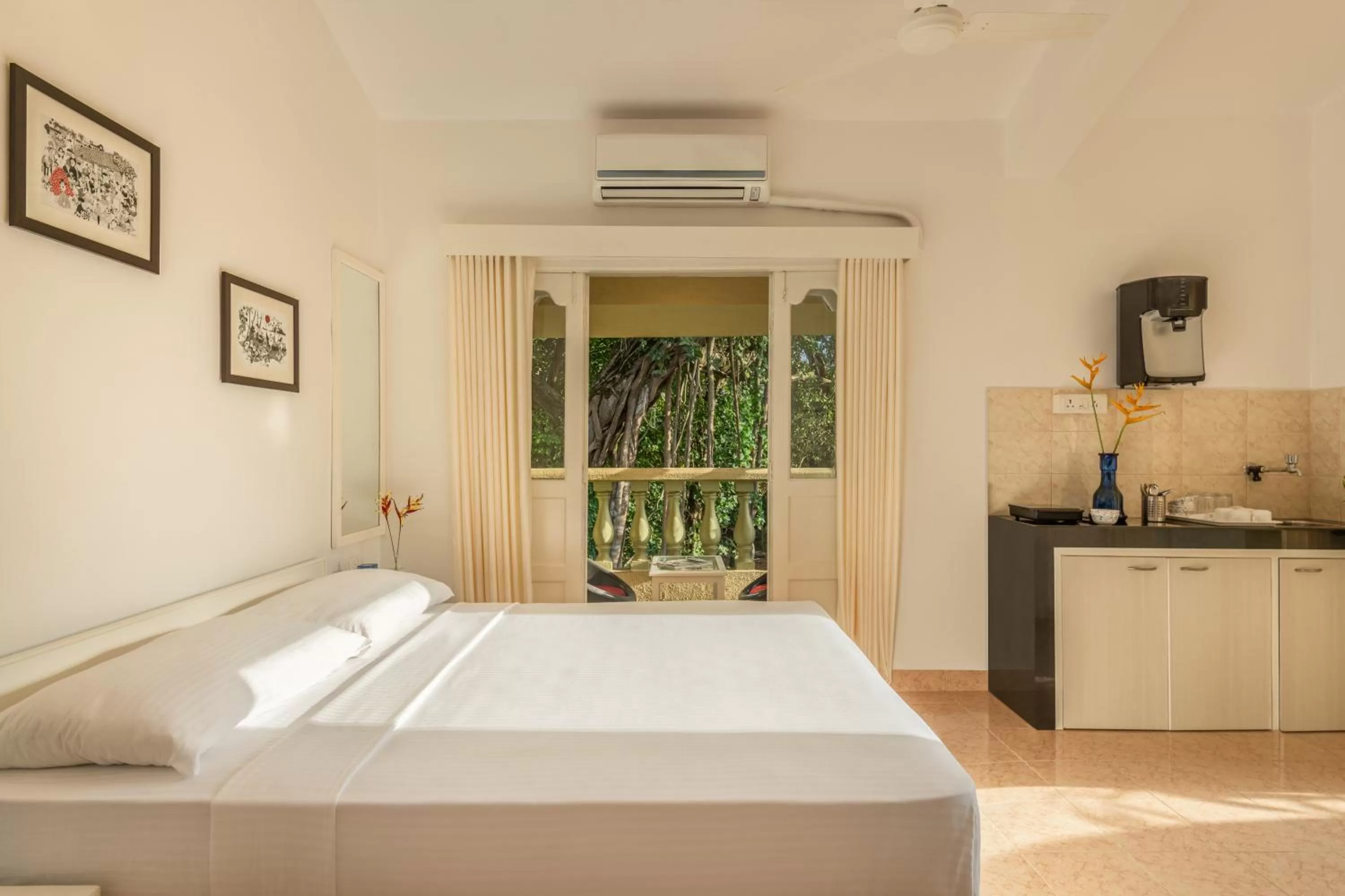 Photo of the whole room, Bed in Casa Legend Economy, Calangute Goa