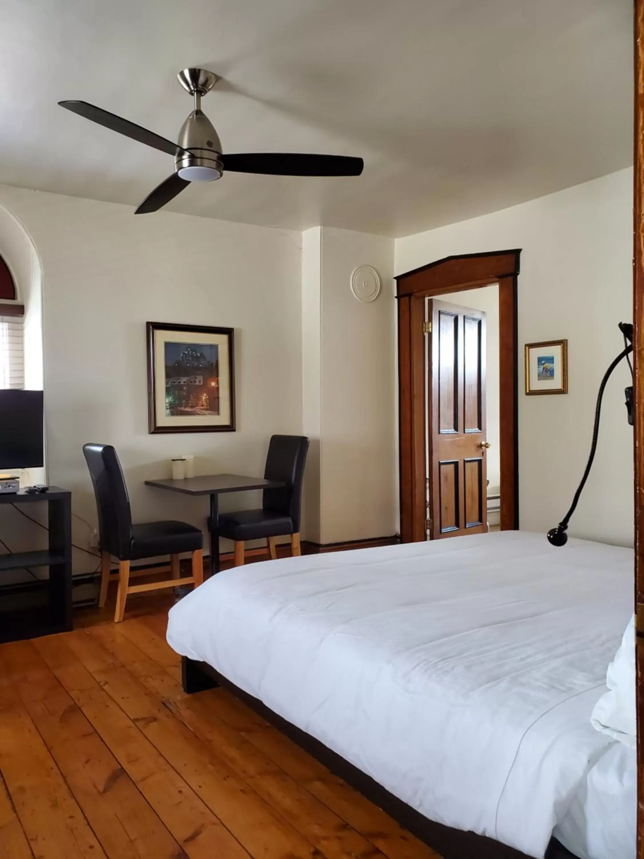 Queen Suite in Orange Bistro Queen Suite in Orange Bistro