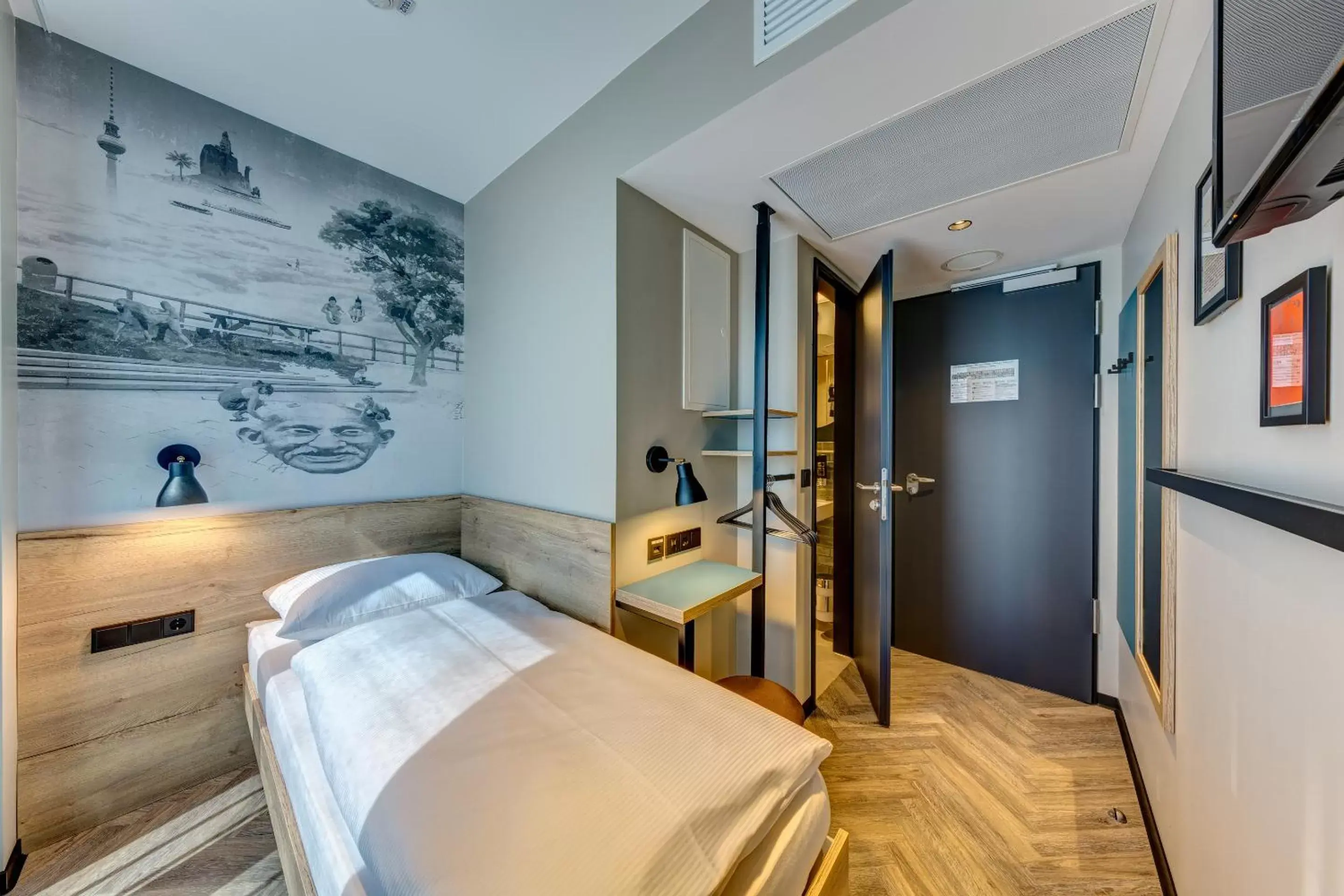 Small Single Room in Schulz Hotel Berlin Wall at the East Side Gallery Small Single Room in Schulz Hotel Berlin Wall at the East Side Gallery