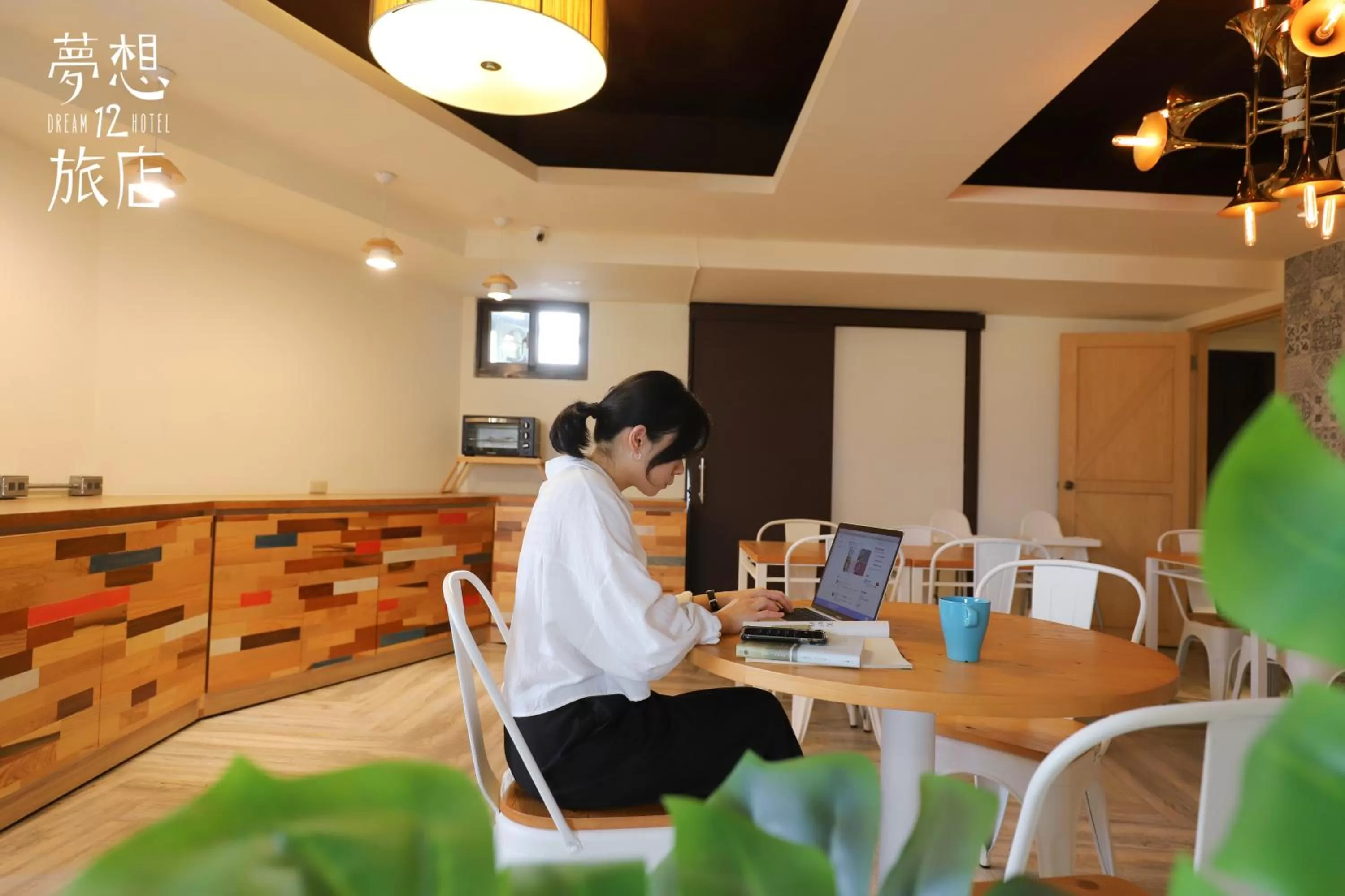 Restaurant/places to eat in Dream 12 Hotel