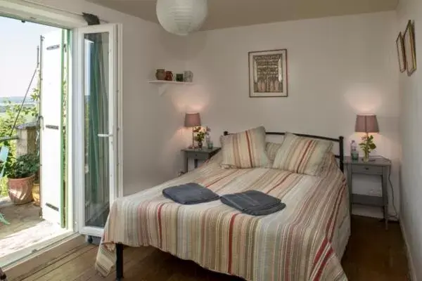 Deluxe Double Room with Balcony in 39 Tour de Ville Deluxe Double Room with Balcony in 39 Tour de Ville