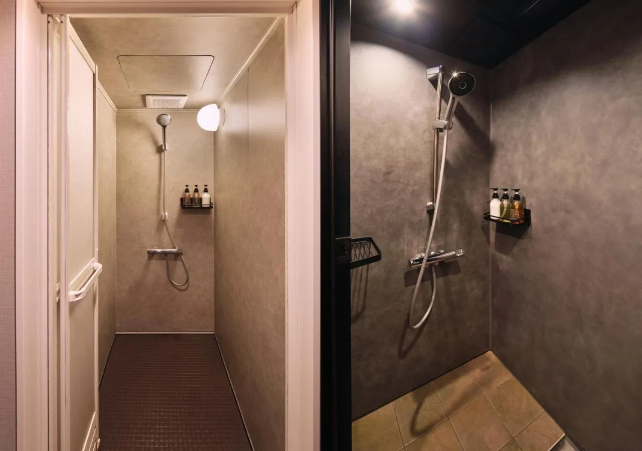 Shower in Hotel Graphy Nezu