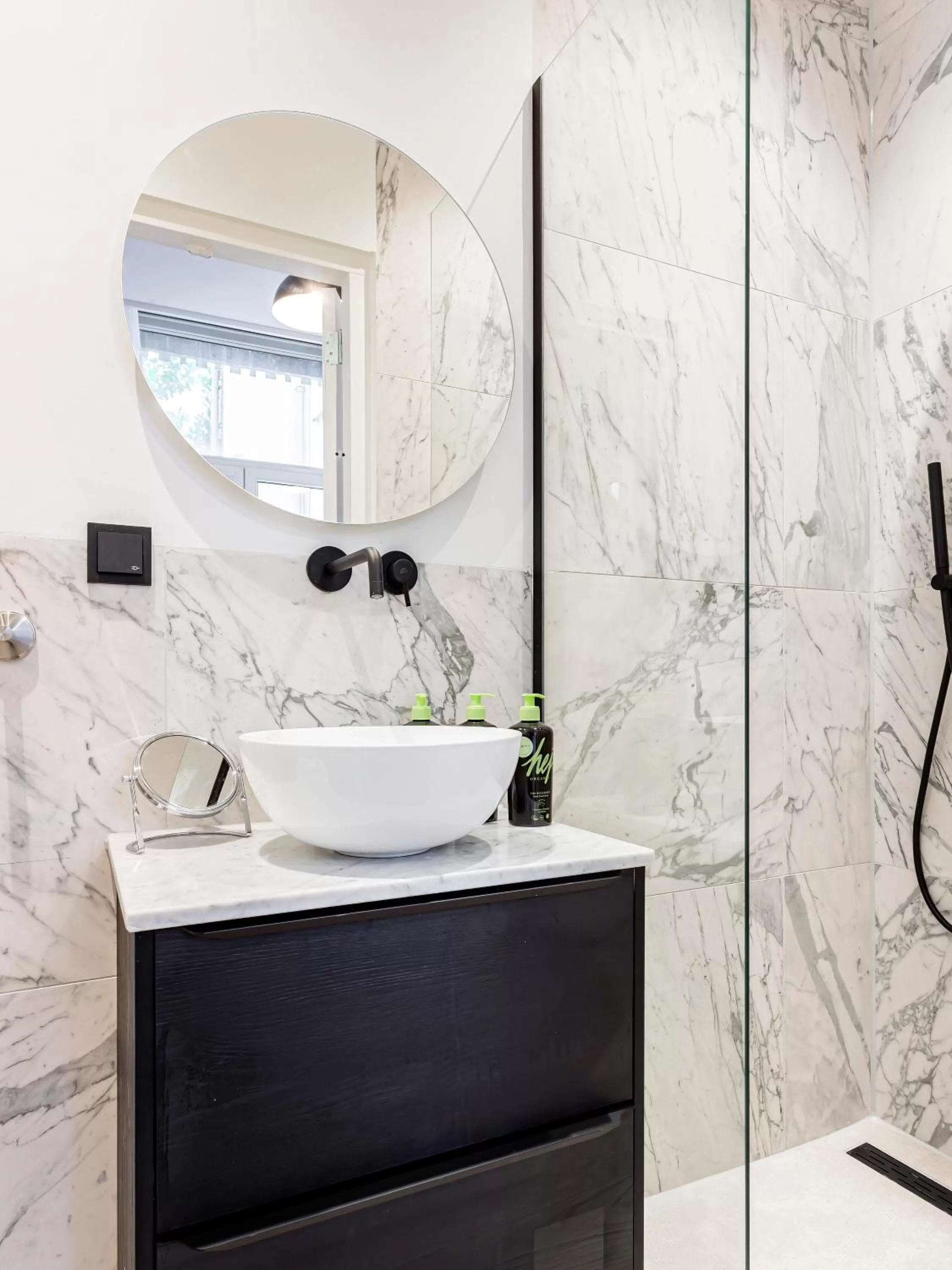 Shower in City Rooms Amsterdam Hemonystraat - Digital access