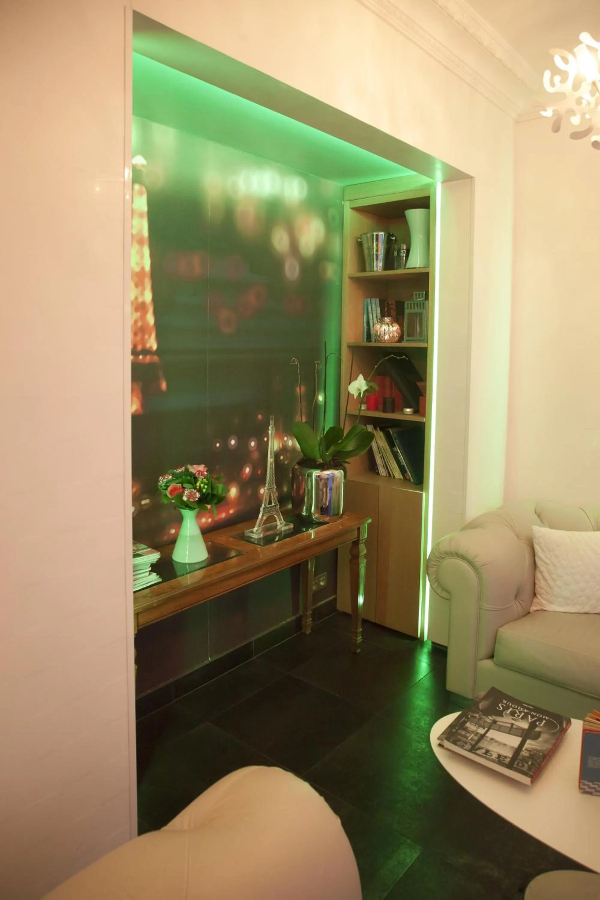 Lounge or bar in Hôtel Lumières Montmartre Paris