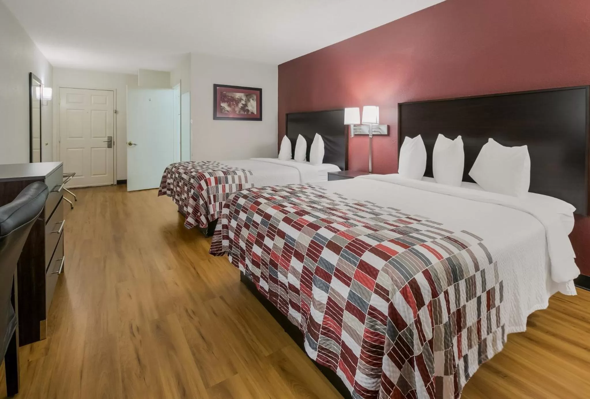 Photo of the whole room, Bed in Red Roof Inn & Suites Knoxville East