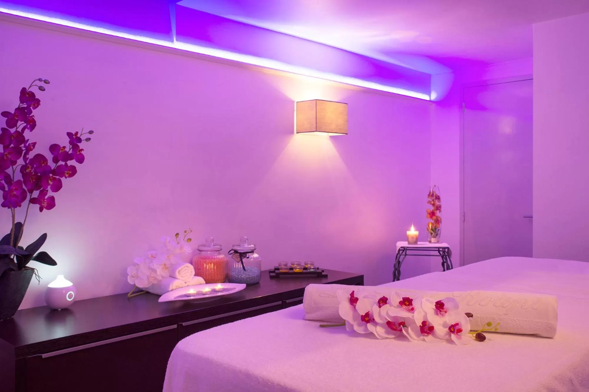 Massage, Bed in The Originals Boutique, Hôtel du Pont Roupt, Mende