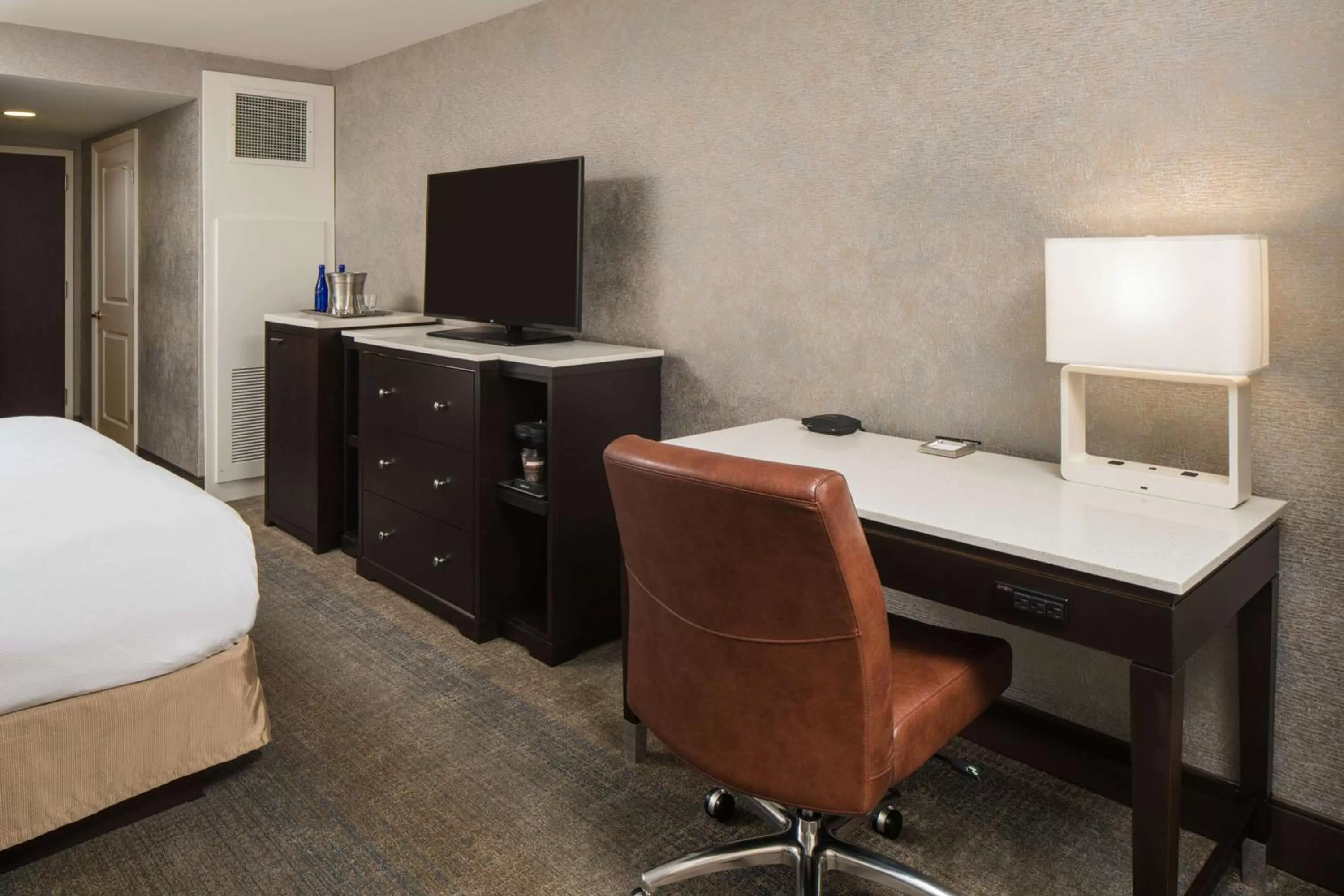 Bedroom, Bed in The Saratoga Hilton