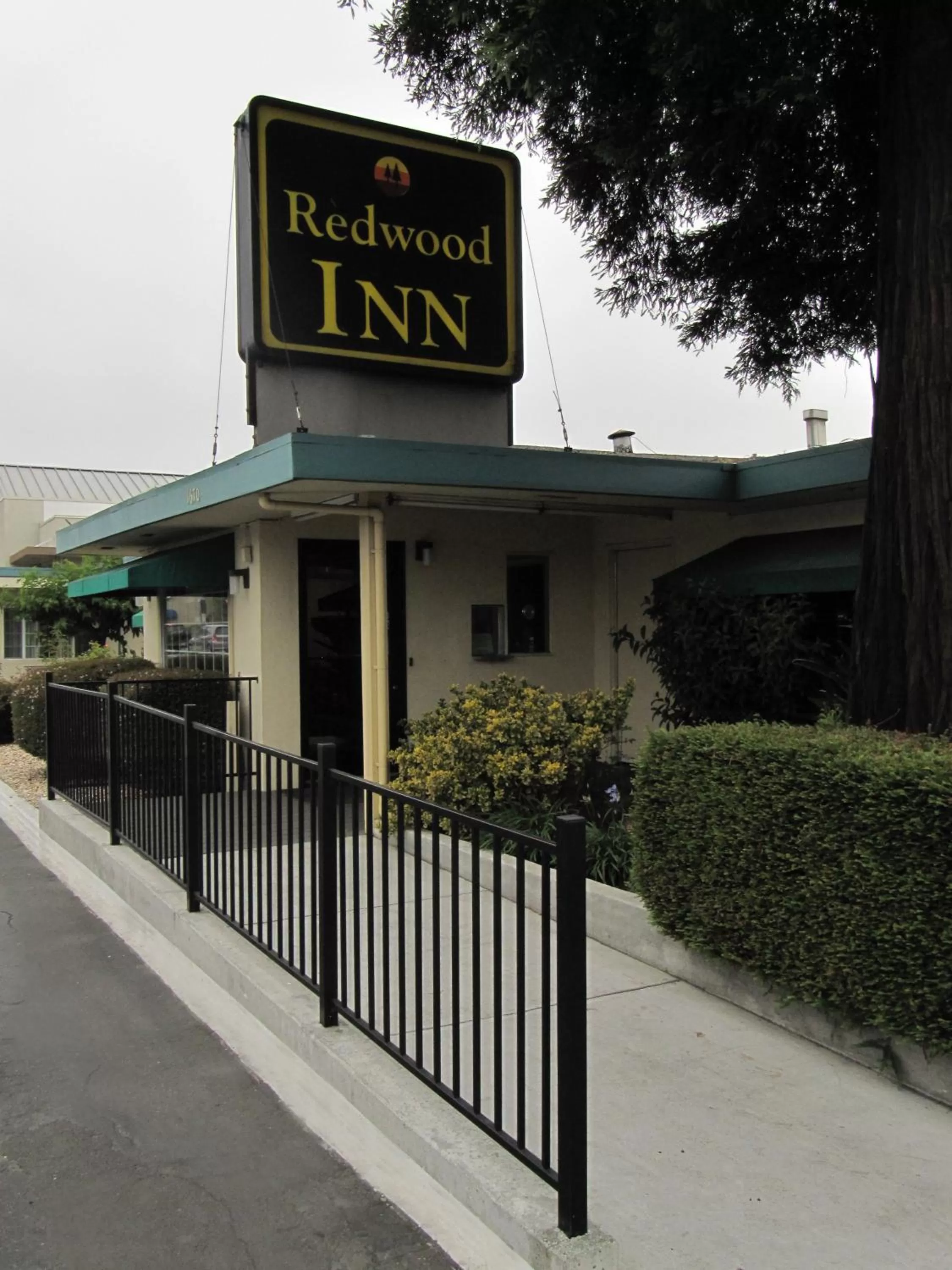 Facade/entrance in Redwood Inn