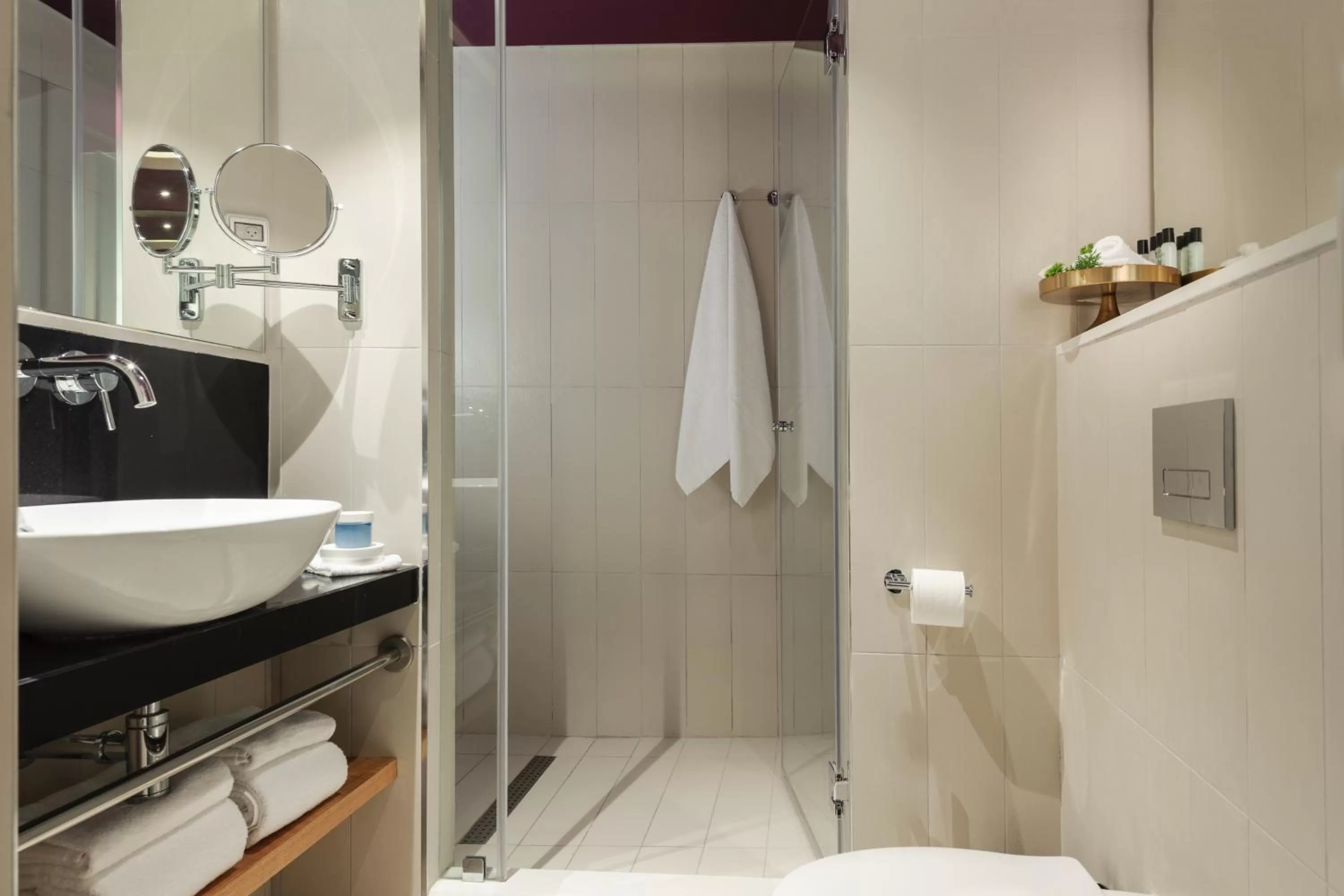 Shower in NYX Tel Aviv