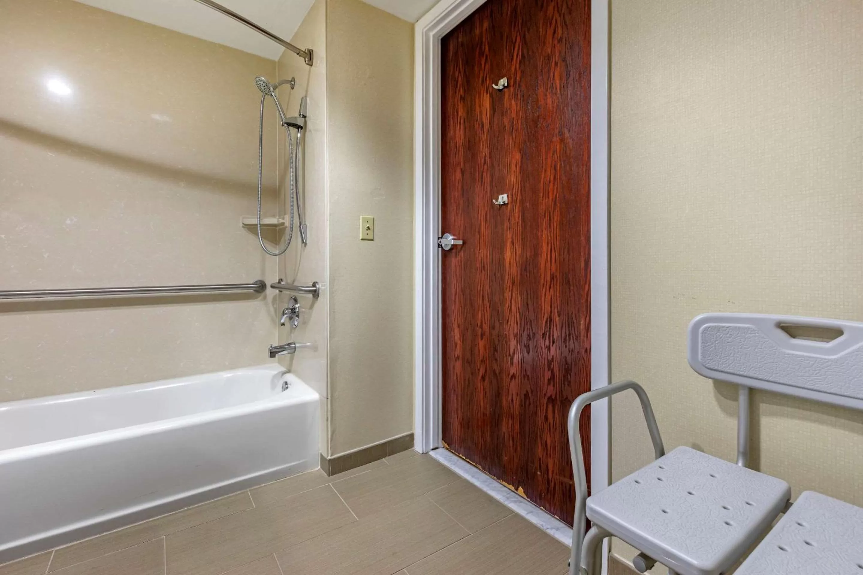 Bathroom in Comfort Suites Visalia - Convention Center