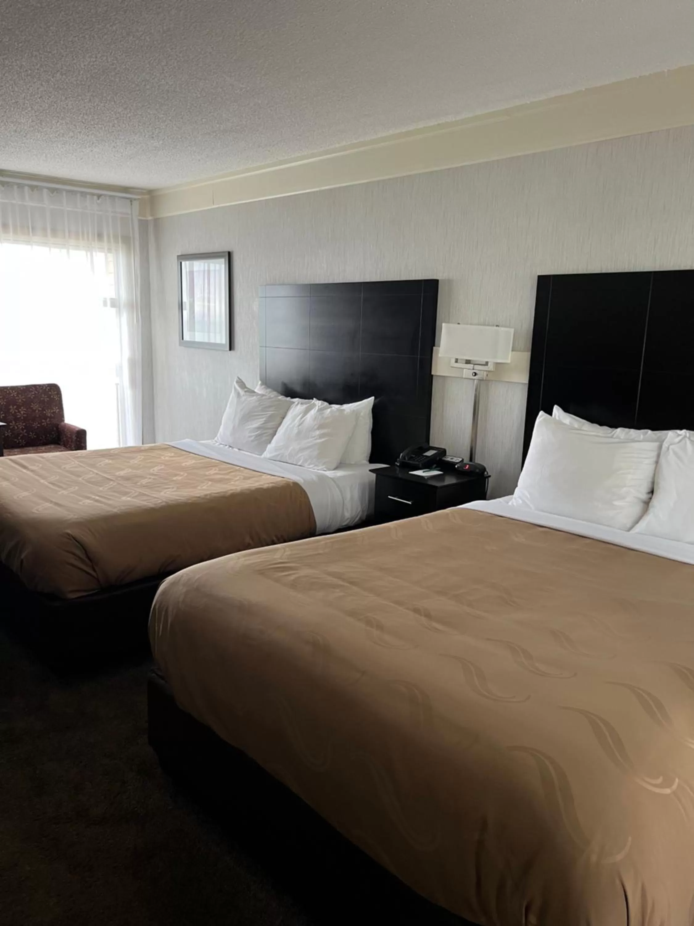 Photo of the whole room, Bed in Quality Inn Lakefront