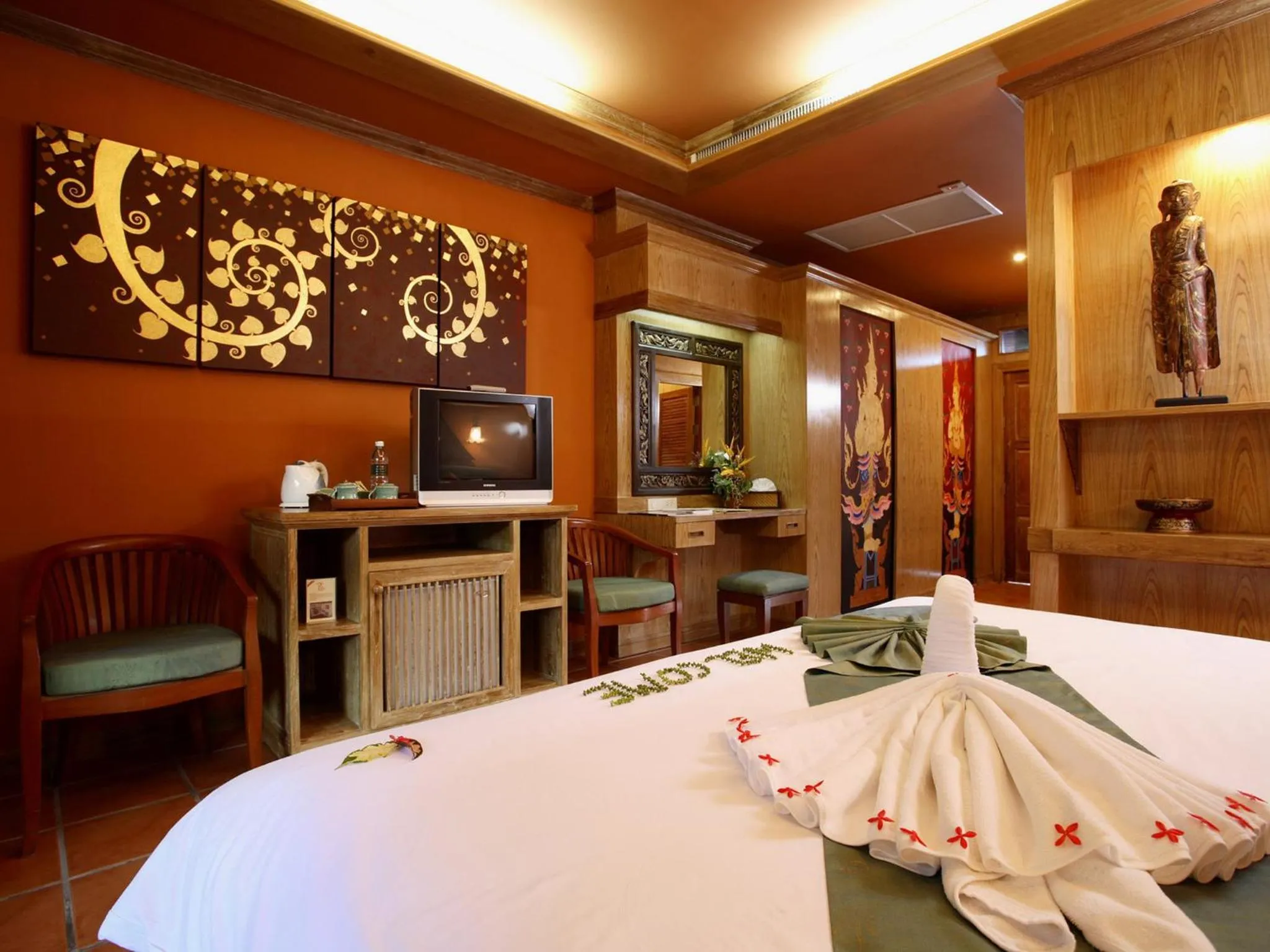 Bed in Royal Phawadee Village Patong - 2 Minutes walk to the beach