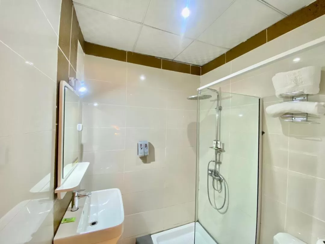Shower, Bathroom in Fini Hotel Bobende