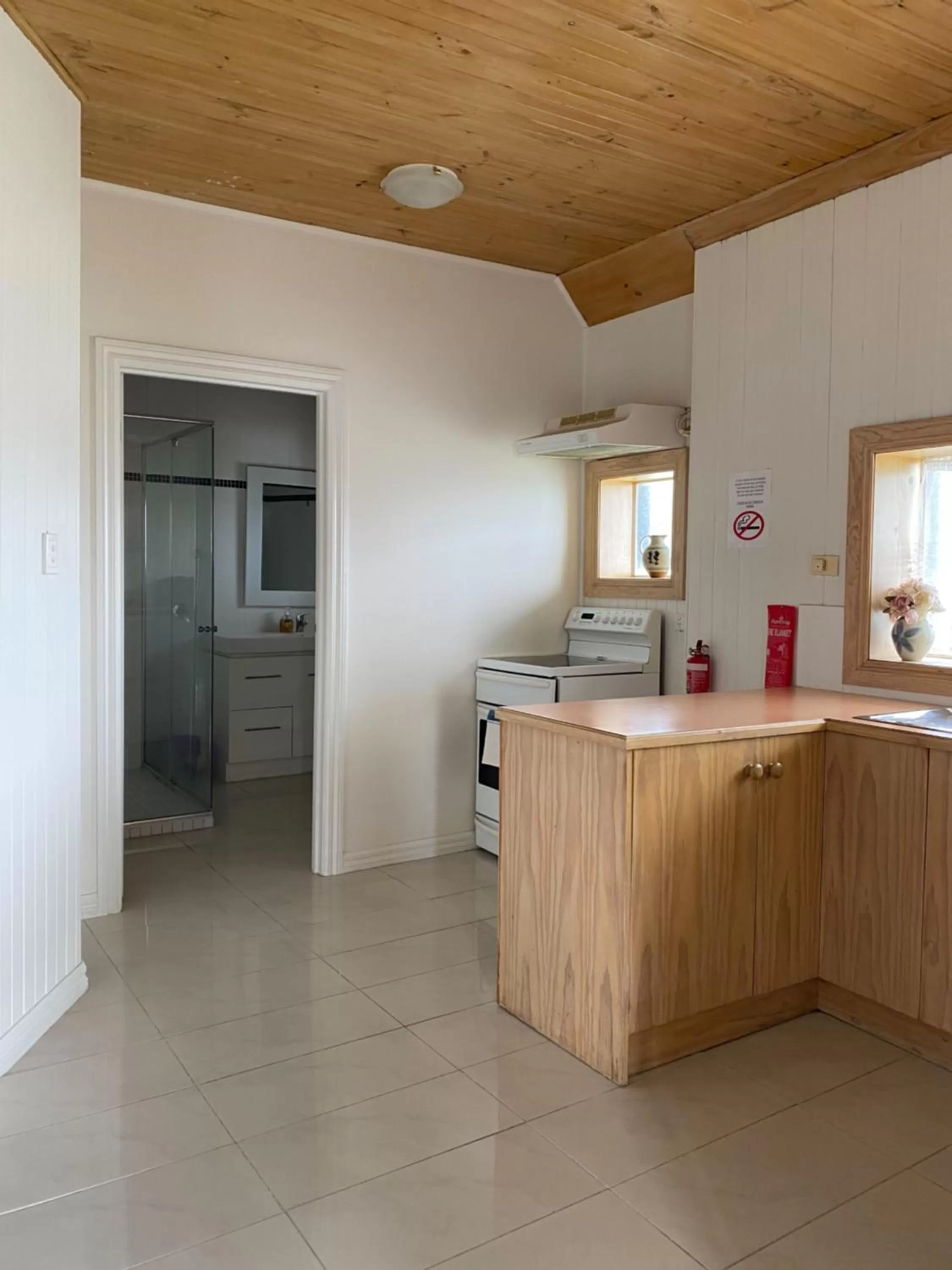 Kitchen or kitchenette, Kitchen/Kitchenette in Stella's Dromana Hotel