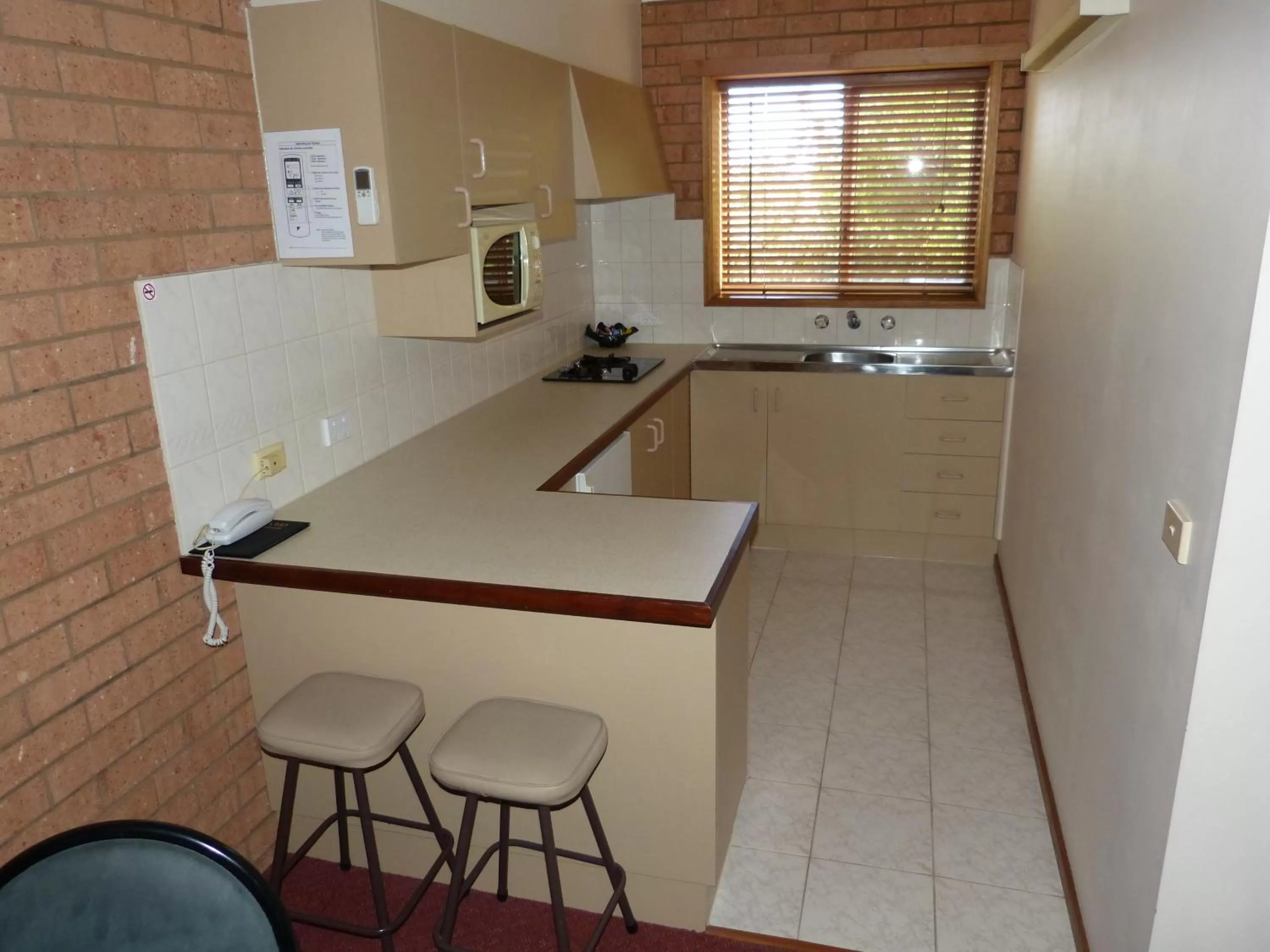 Kitchen or kitchenette in Blue Whale Motor Inn & Apartments