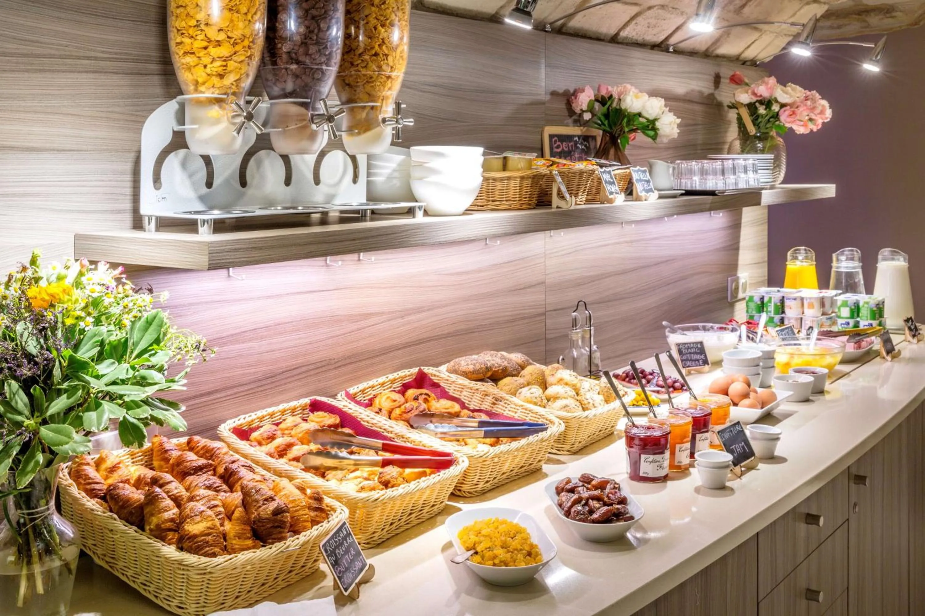 Restaurant/places to eat in Sure Hotel by Best Western Paris Gare du Nord