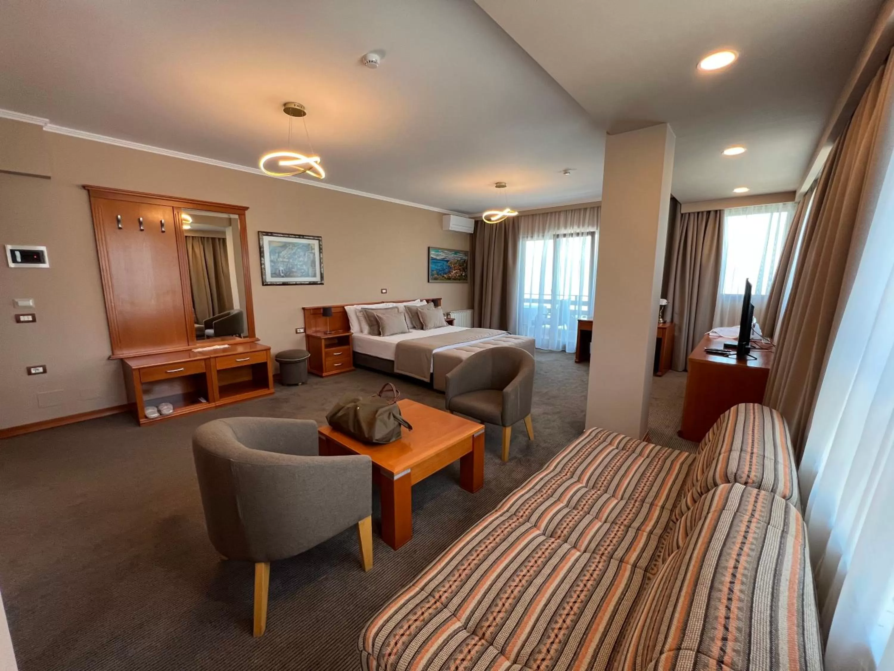 Living room, Bed in Hotel Millennium