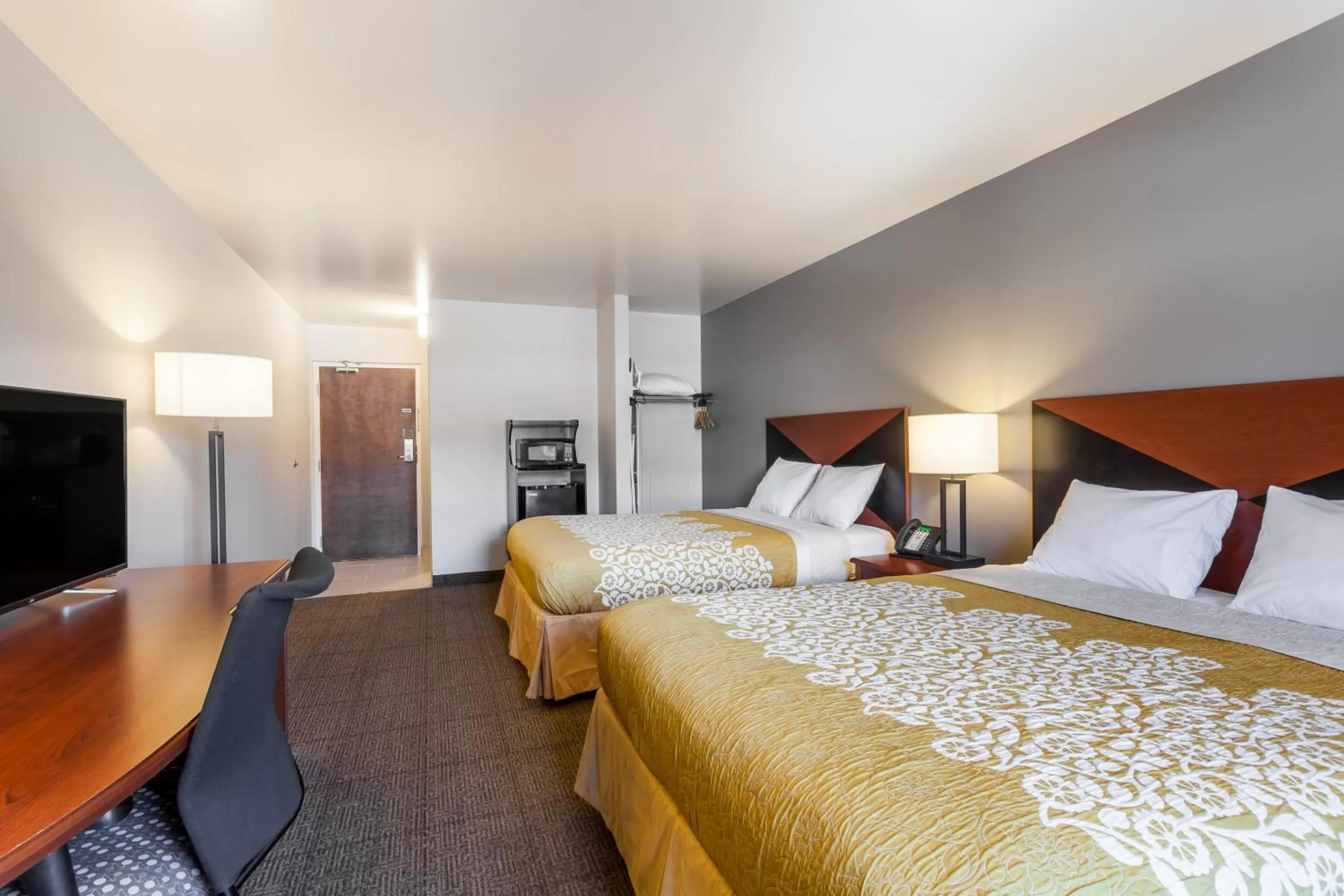 Photo of the whole room, Bed in Days Inn & Suites by Wyndham Lancaster Amish Country