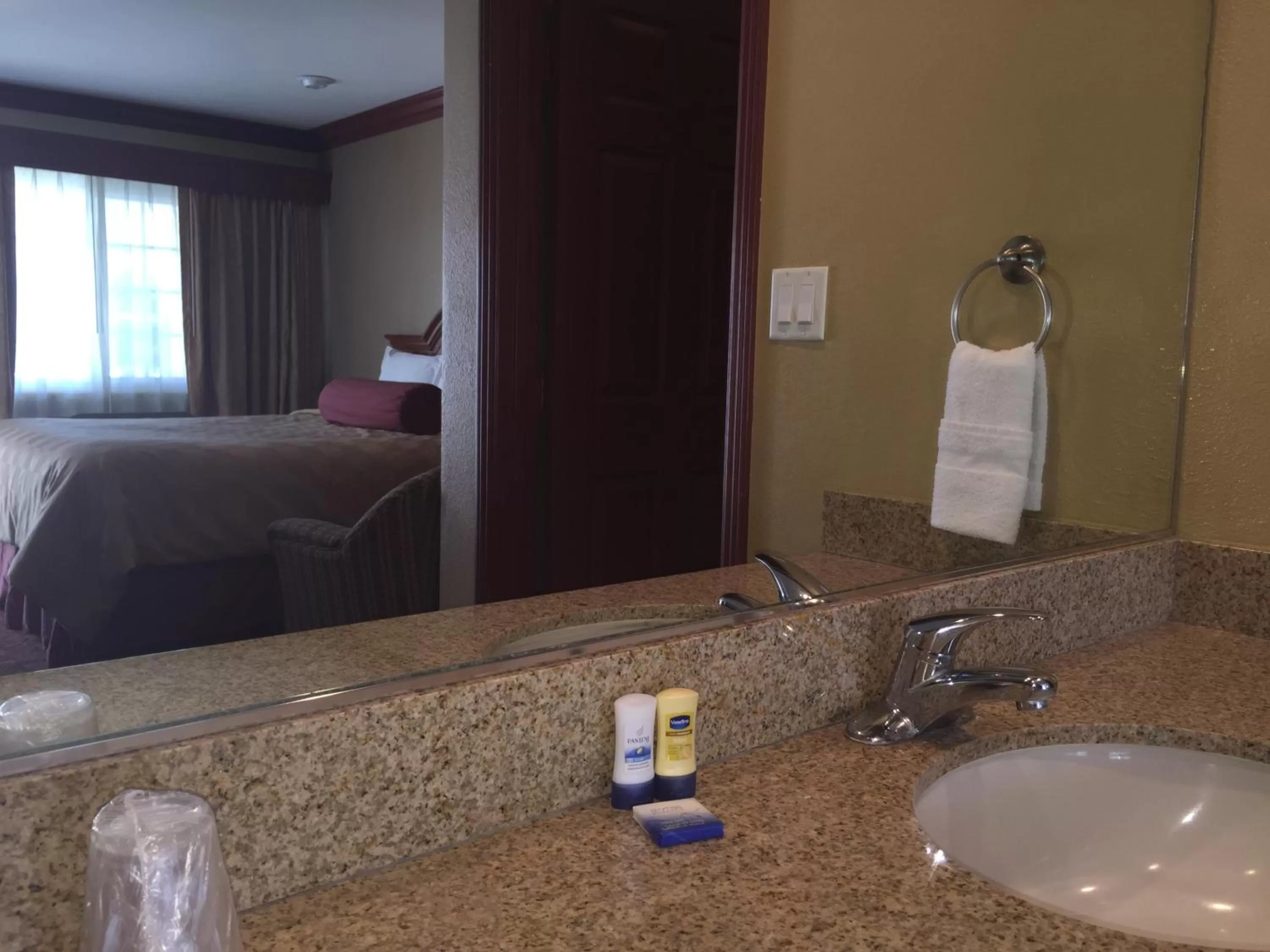 Bathroom, Bed in Thunderbird Lodge