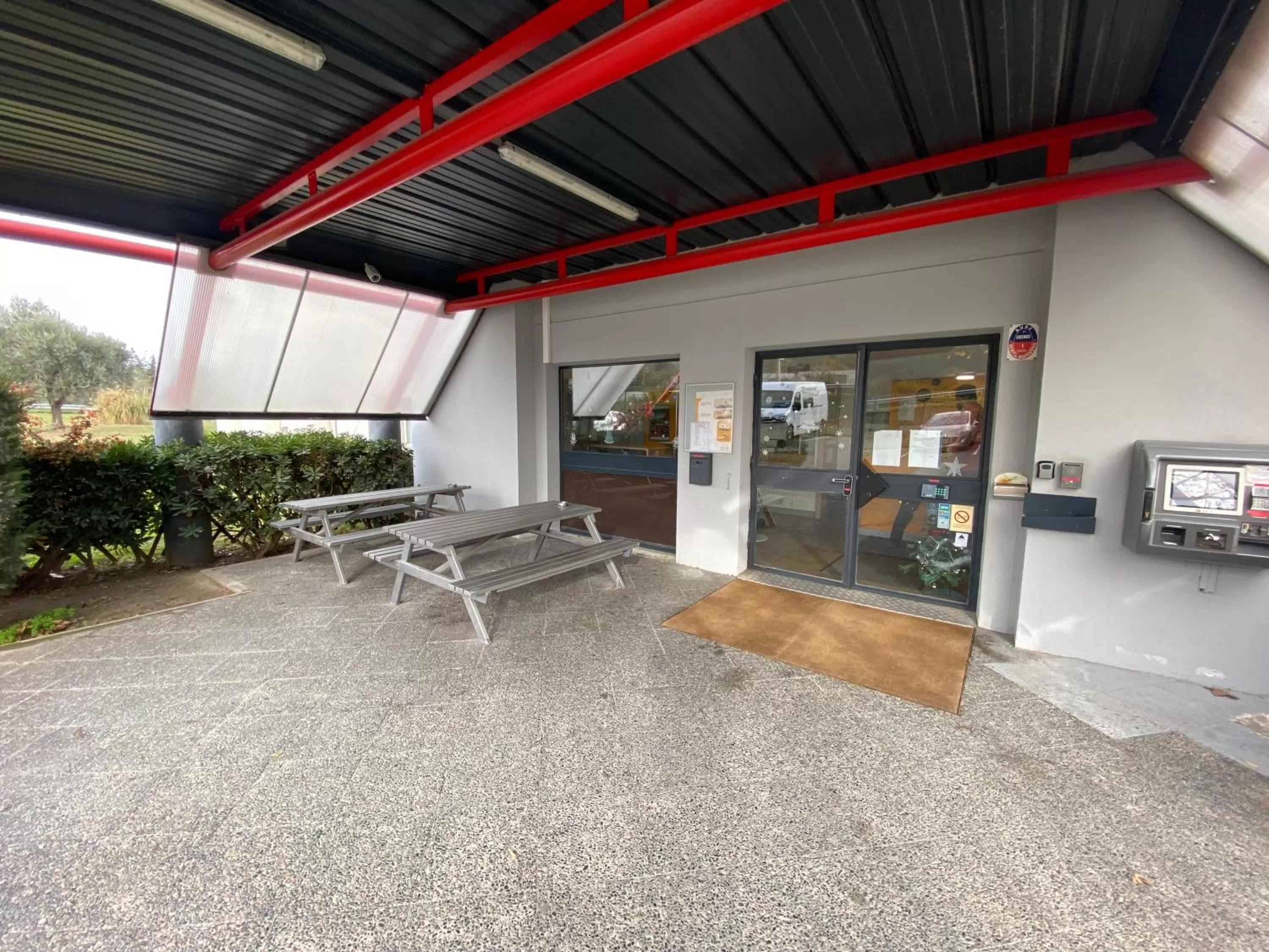 Patio in Hotel Class'Eco Carcassonne