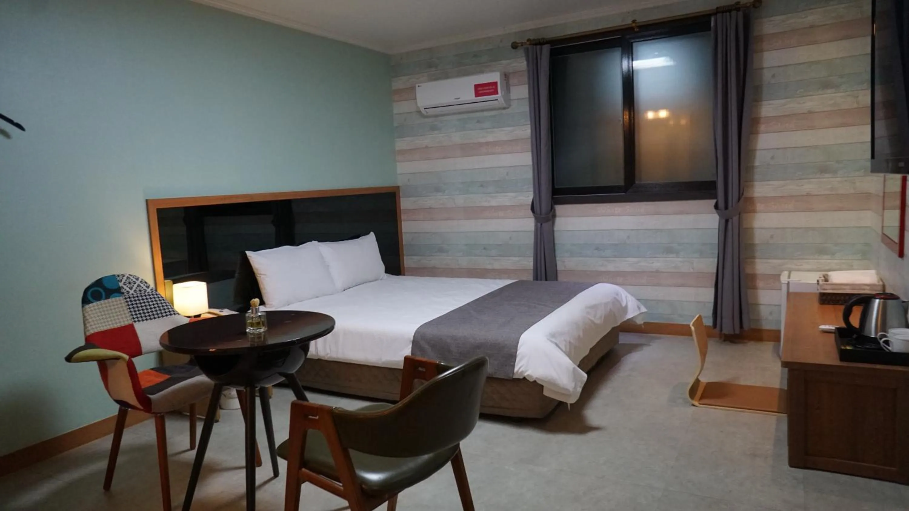 Decorative detail, Bed in Hotel Tong Yeondong Jeju