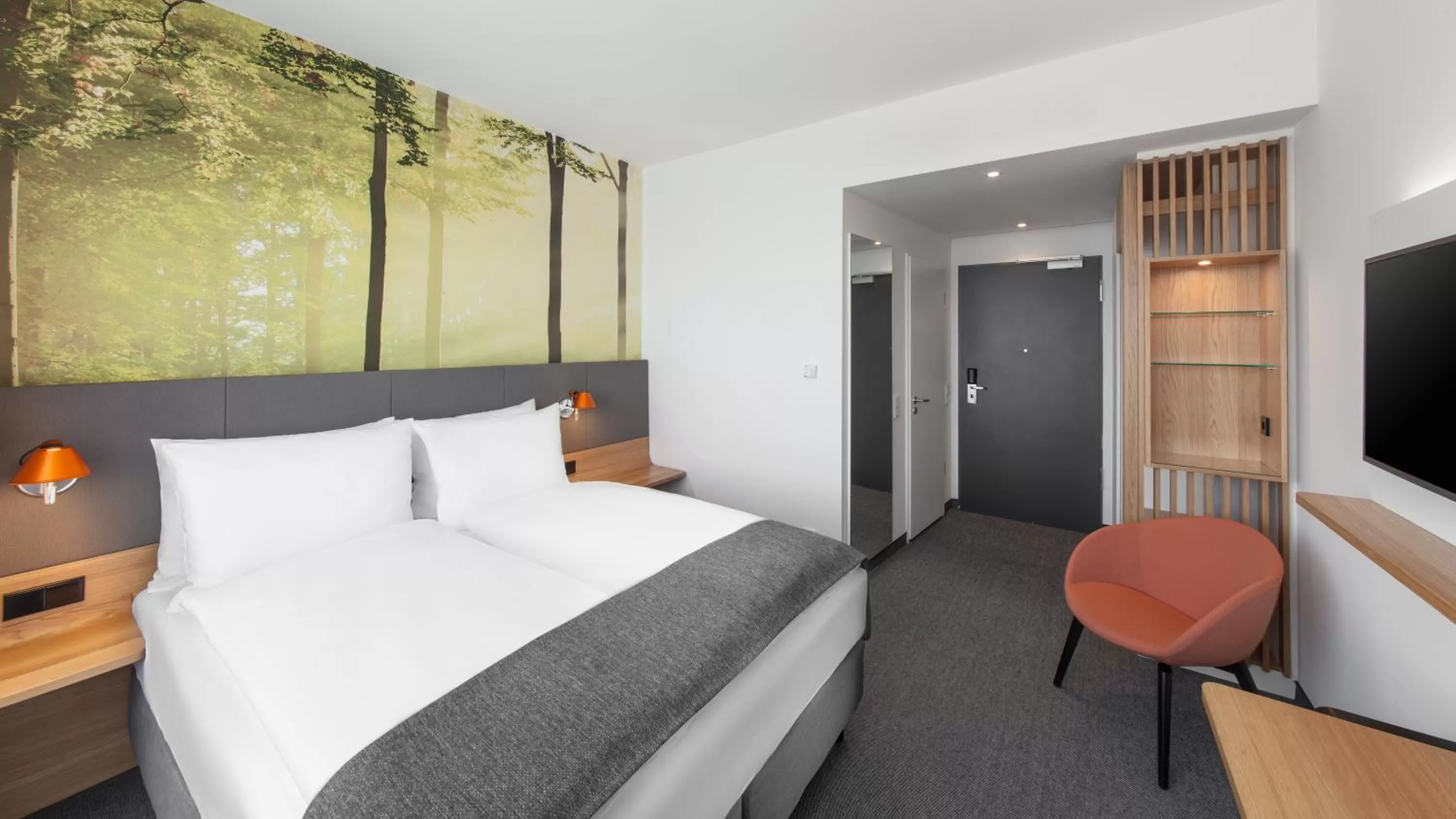 Photo of the whole room, Bed in Holiday Inn Munich - Leuchtenbergring by IHG