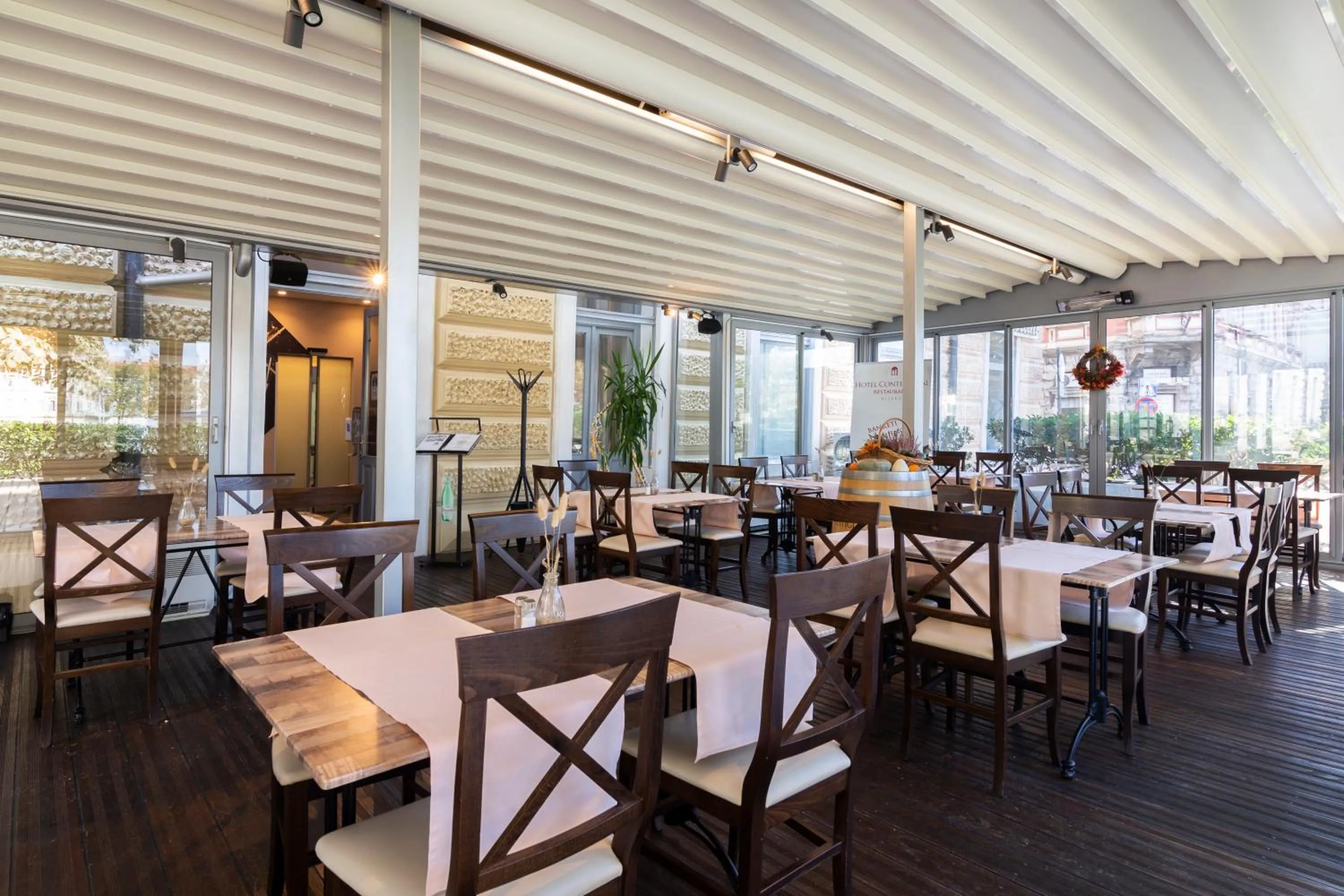 Restaurant/places to eat in Hotel Continental