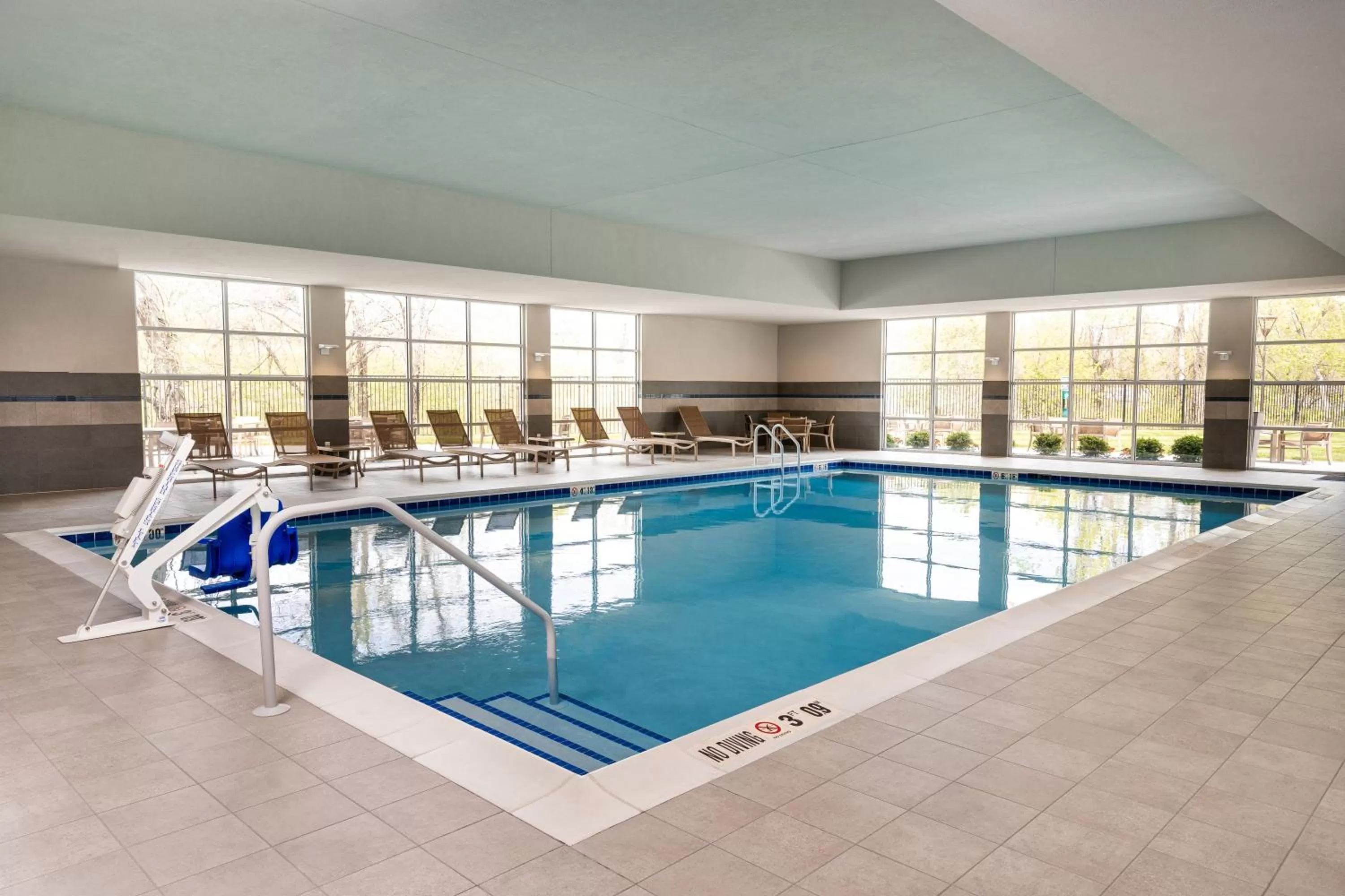 Swimming pool in Hyatt House Nashville Airport