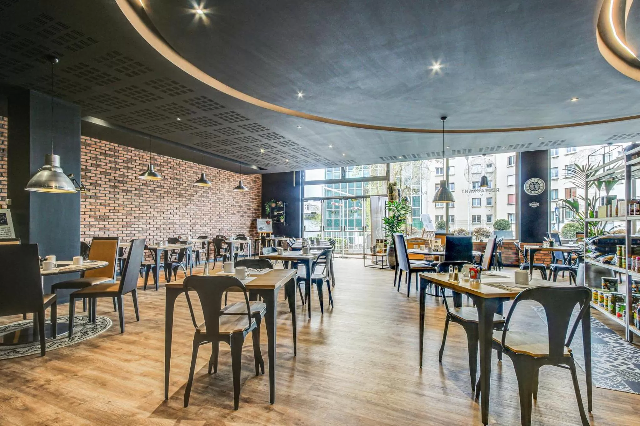 Restaurant/places to eat in Novotel Paris Est