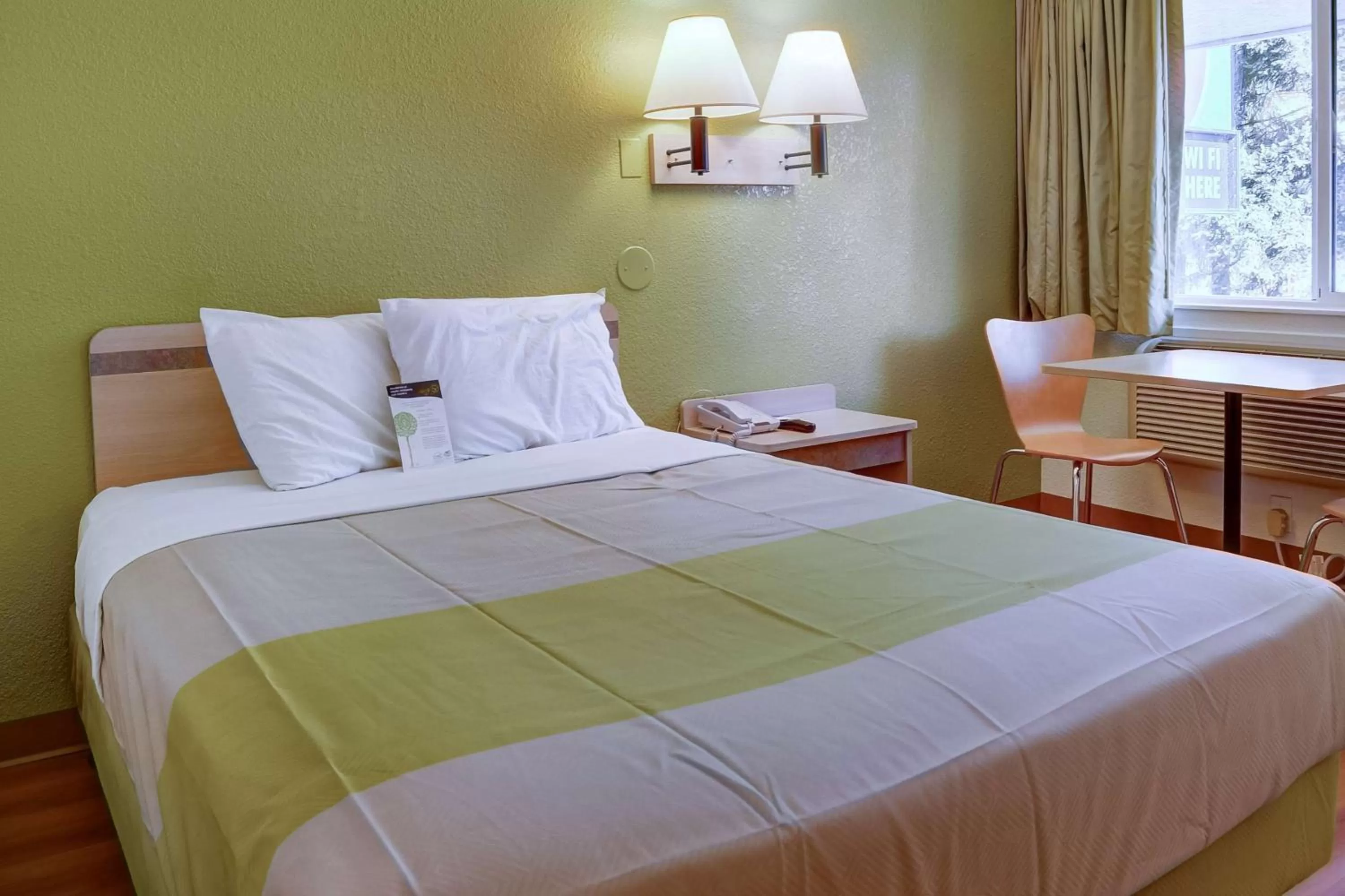 TV and multimedia, Bed in Motel 6-Eugene, OR - South Springfield