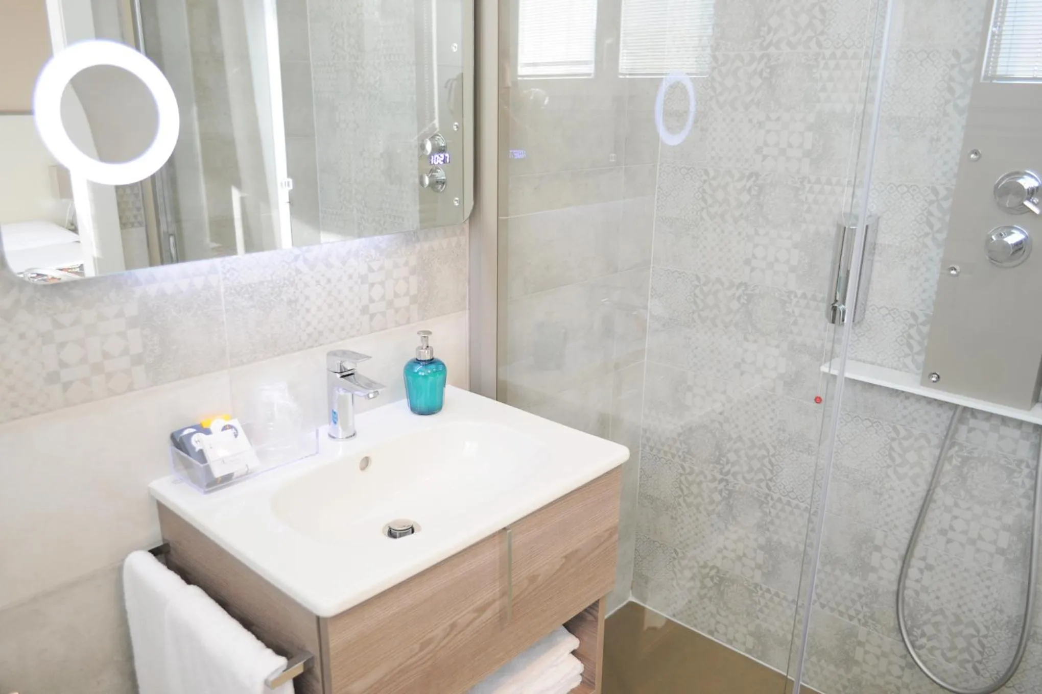 Shower in Hotel Maggiore