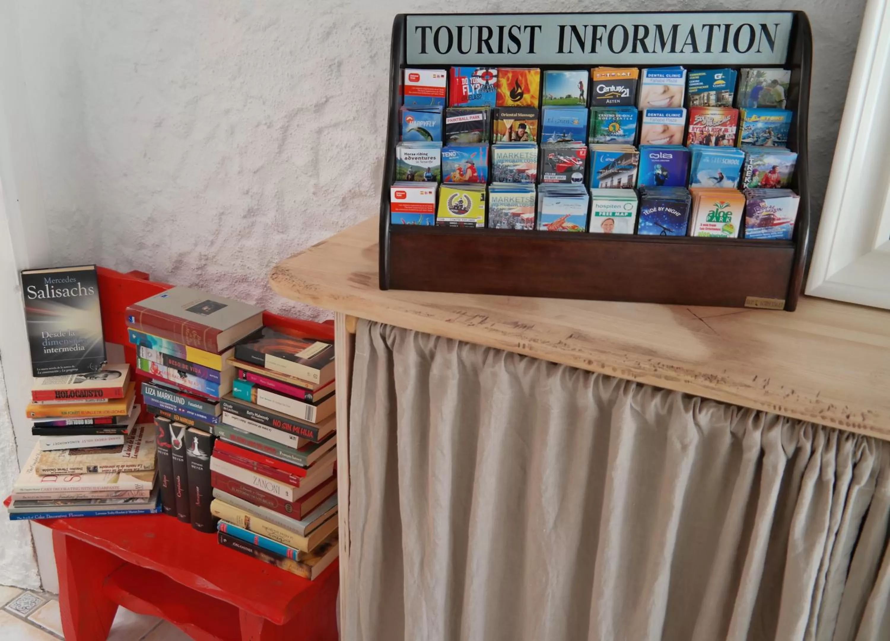 Library, TV/Entertainment Center in Sansofi Guesthouse