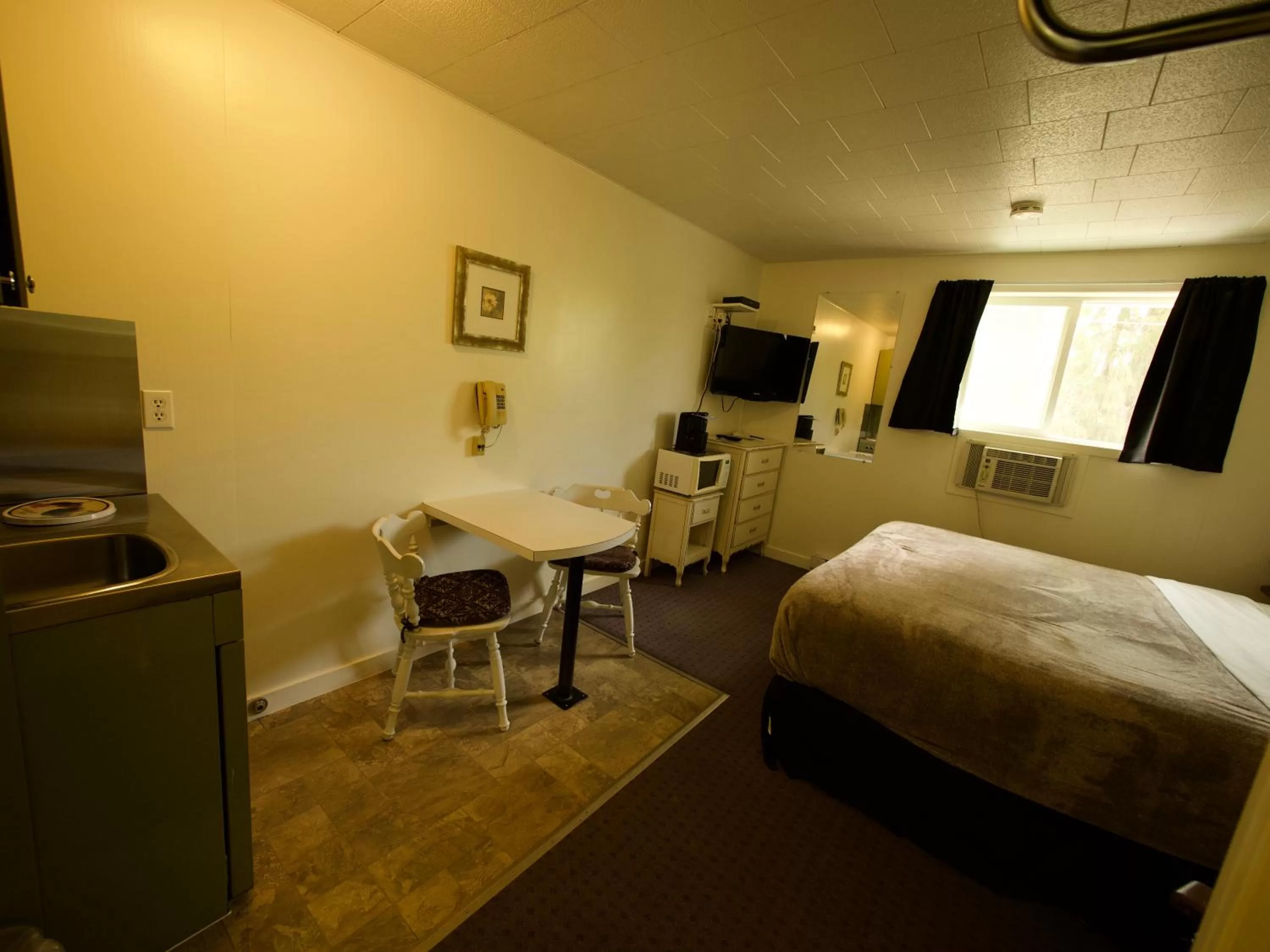 Bed in Creston Valley Motel