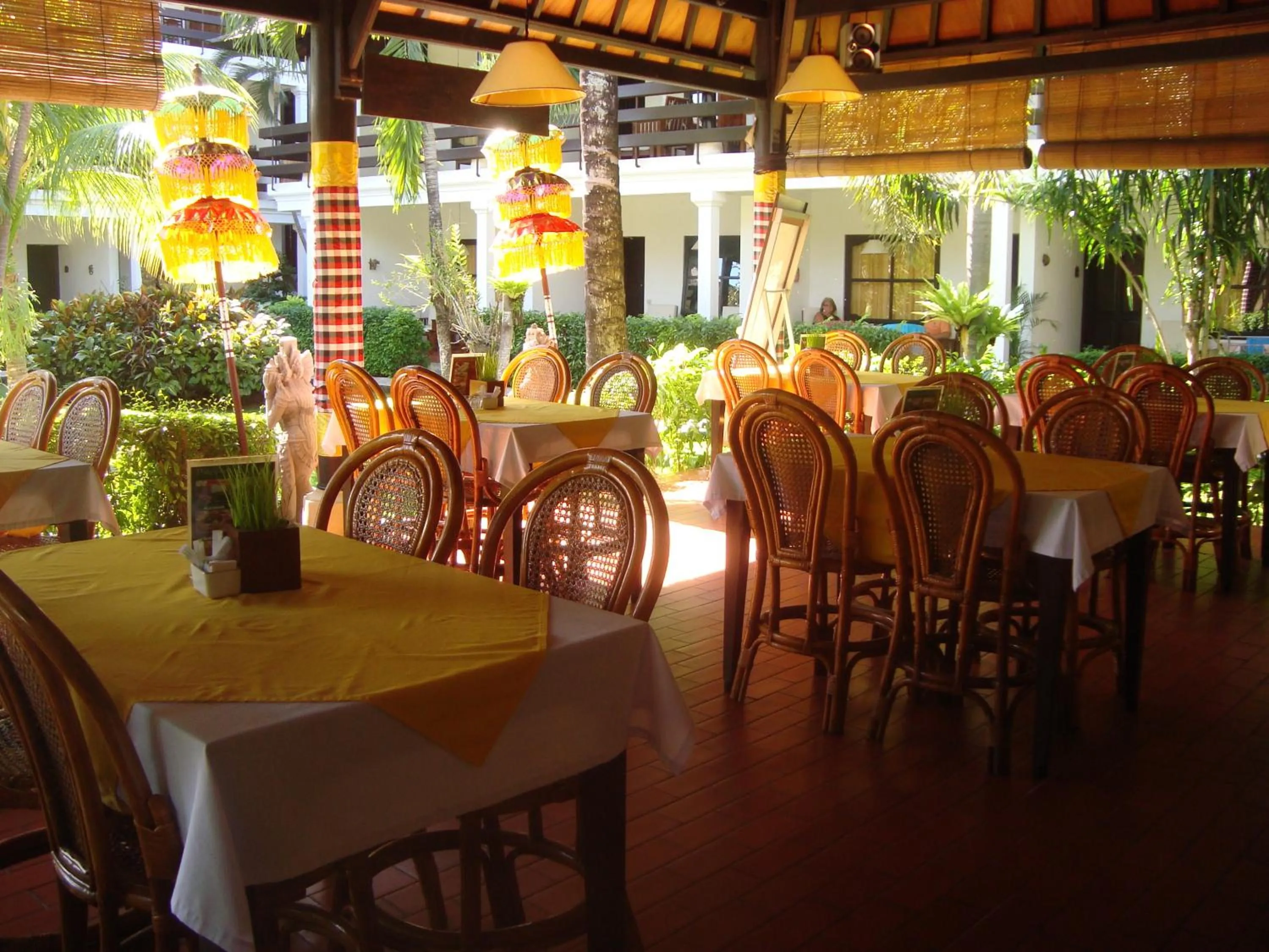Restaurant/places to eat in Palm Garden Hotel