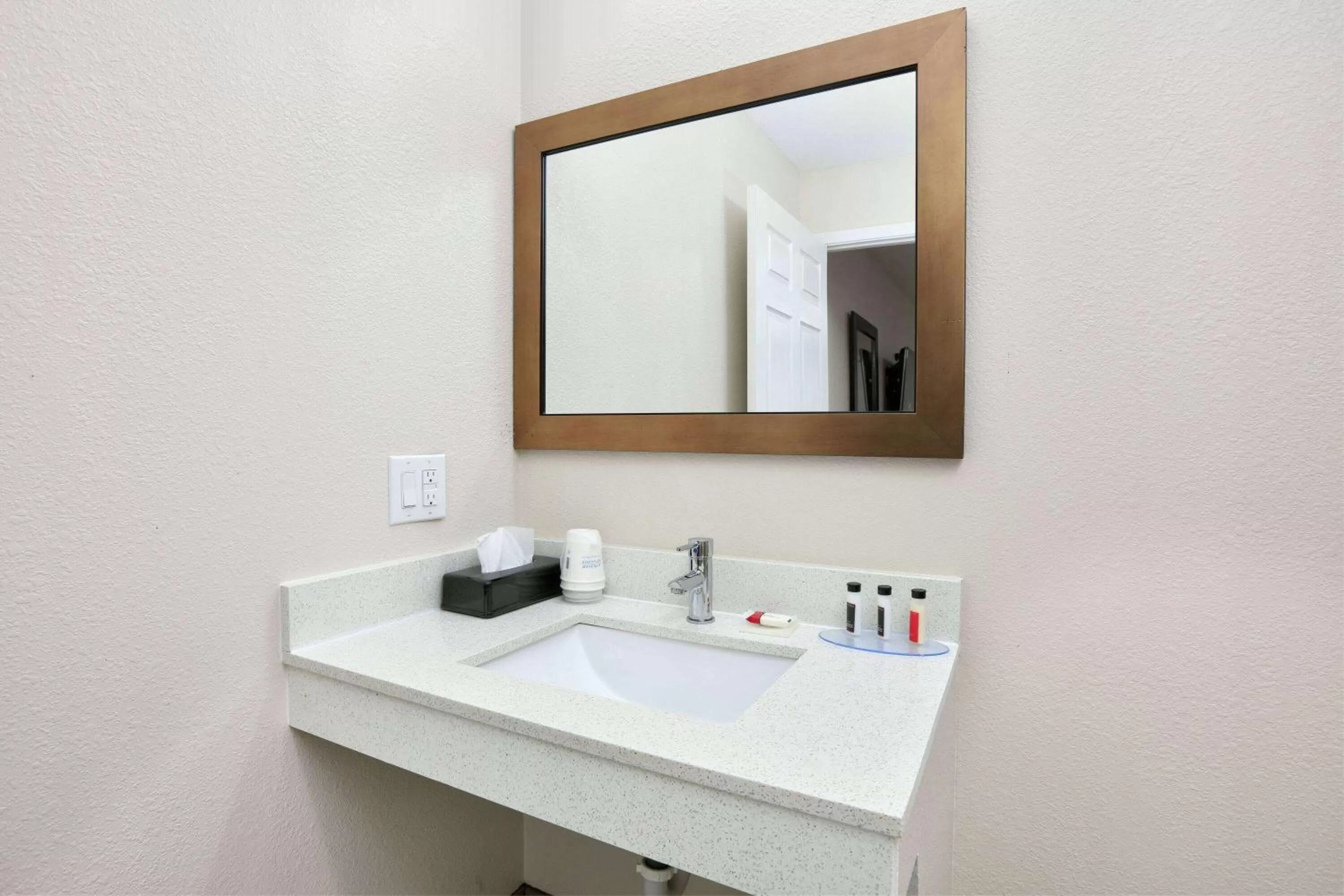 TV and multimedia in Super 8 by Wyndham Palestine TX