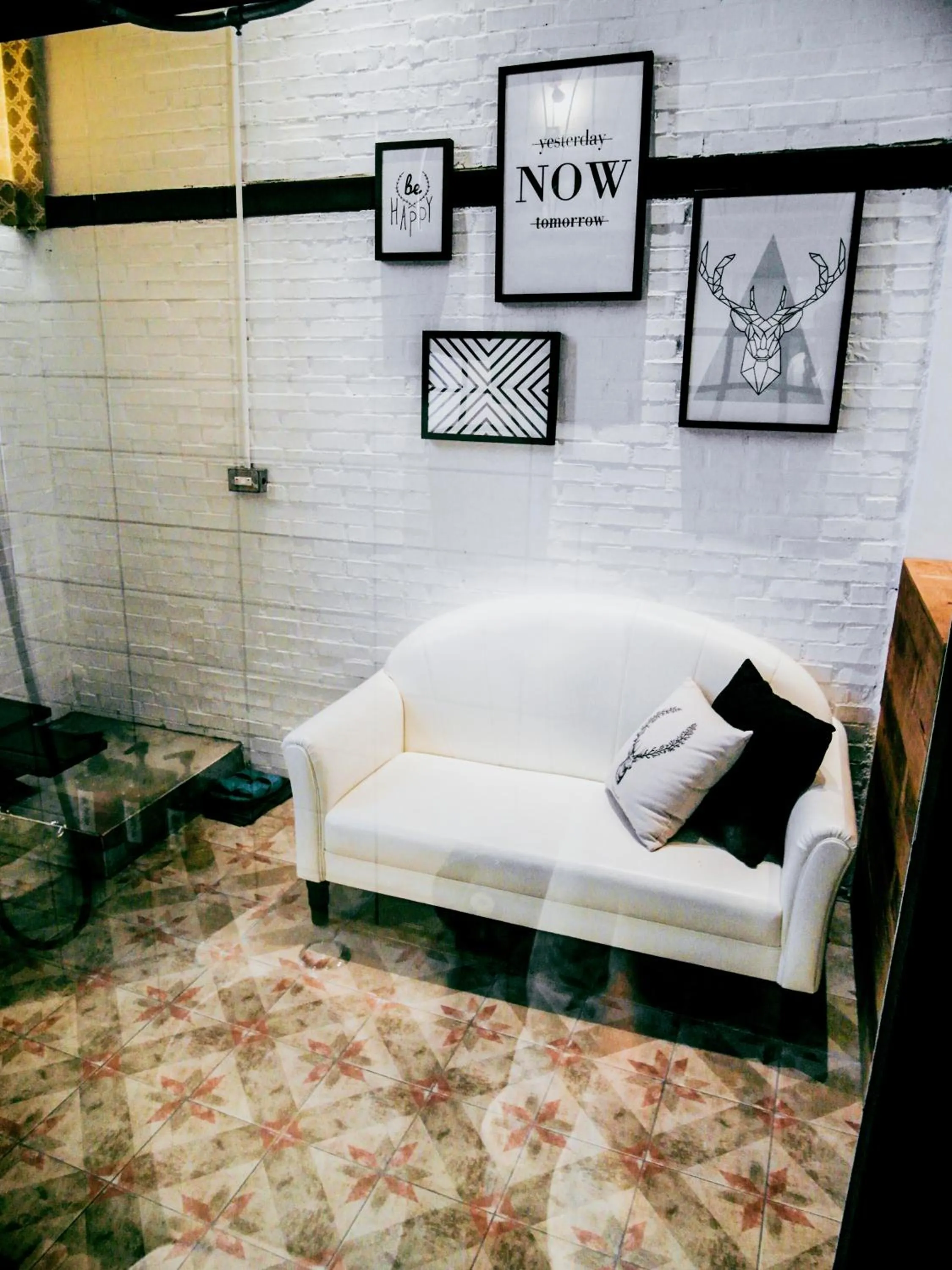 Seating area, Bed in You Worth Inn