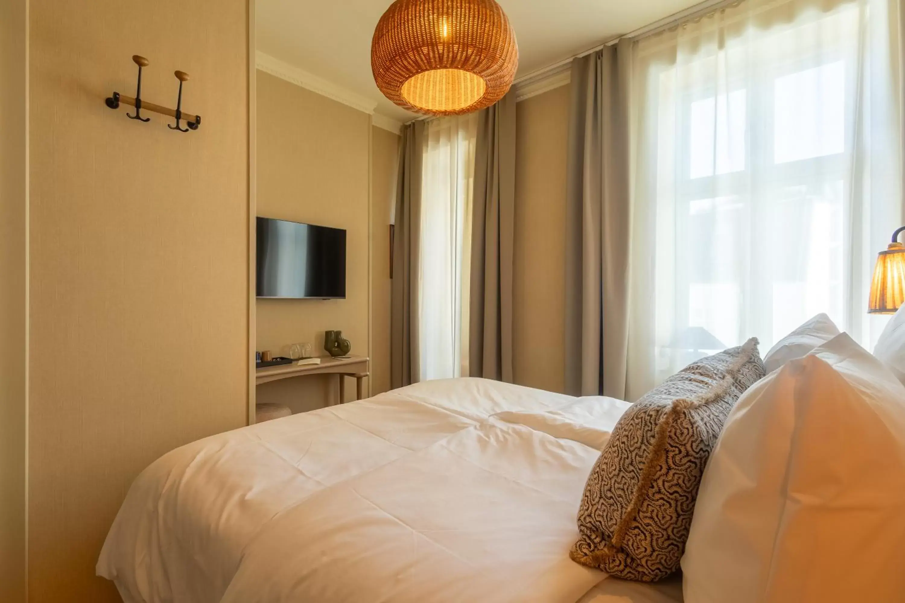 Standard Queen Room in Grand Joanne Standard Queen Room in Grand Joanne