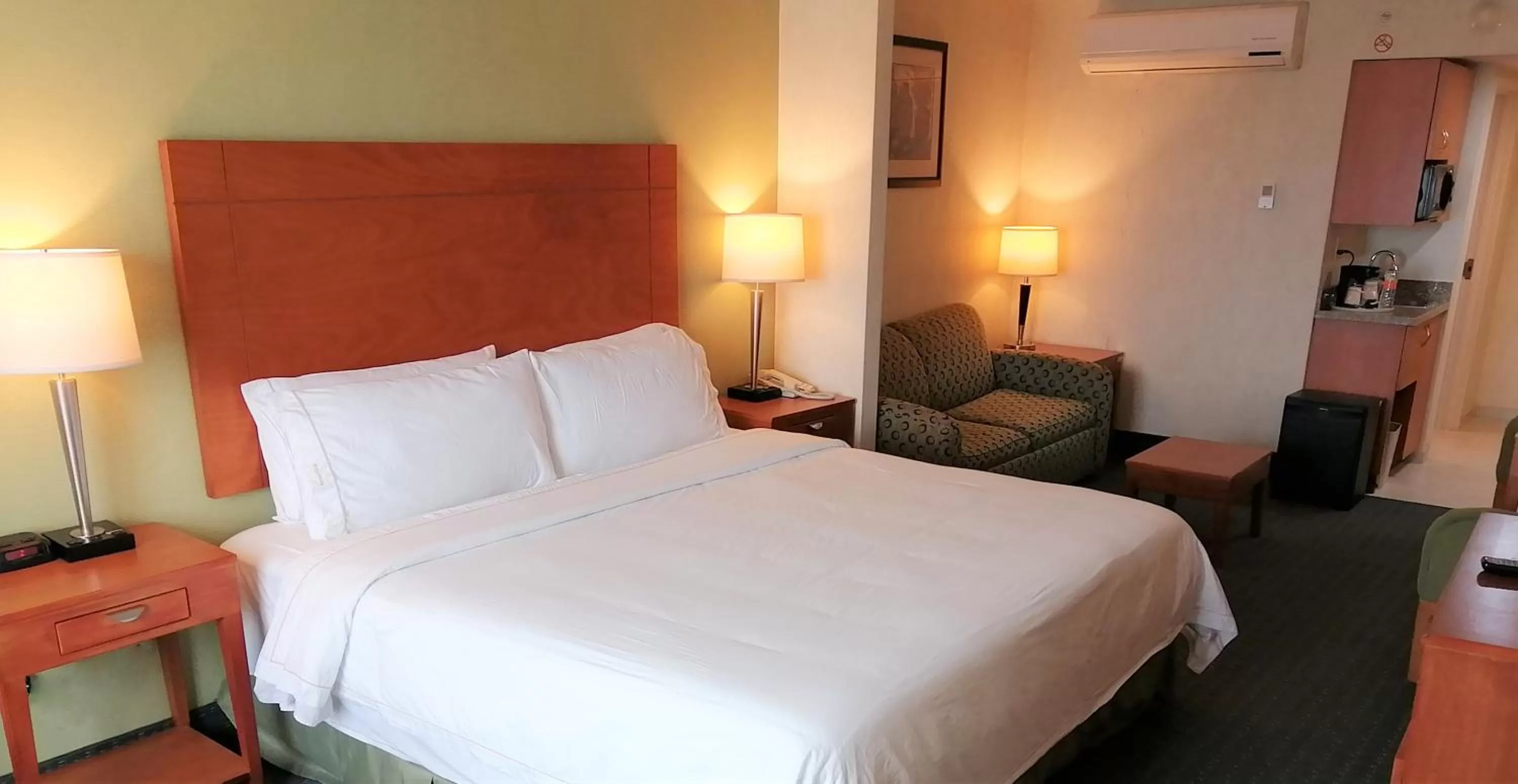Bed in Holiday Inn Express & Suites Toluca Zona Aeropuerto by IHG