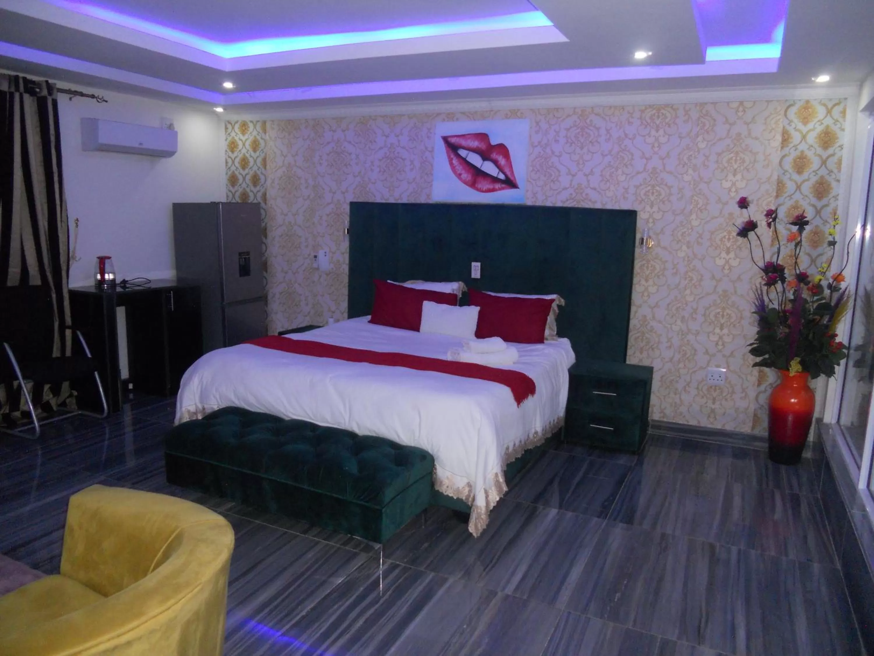 Bedroom, Bed in Gold Crown International Hotel Johannesburg