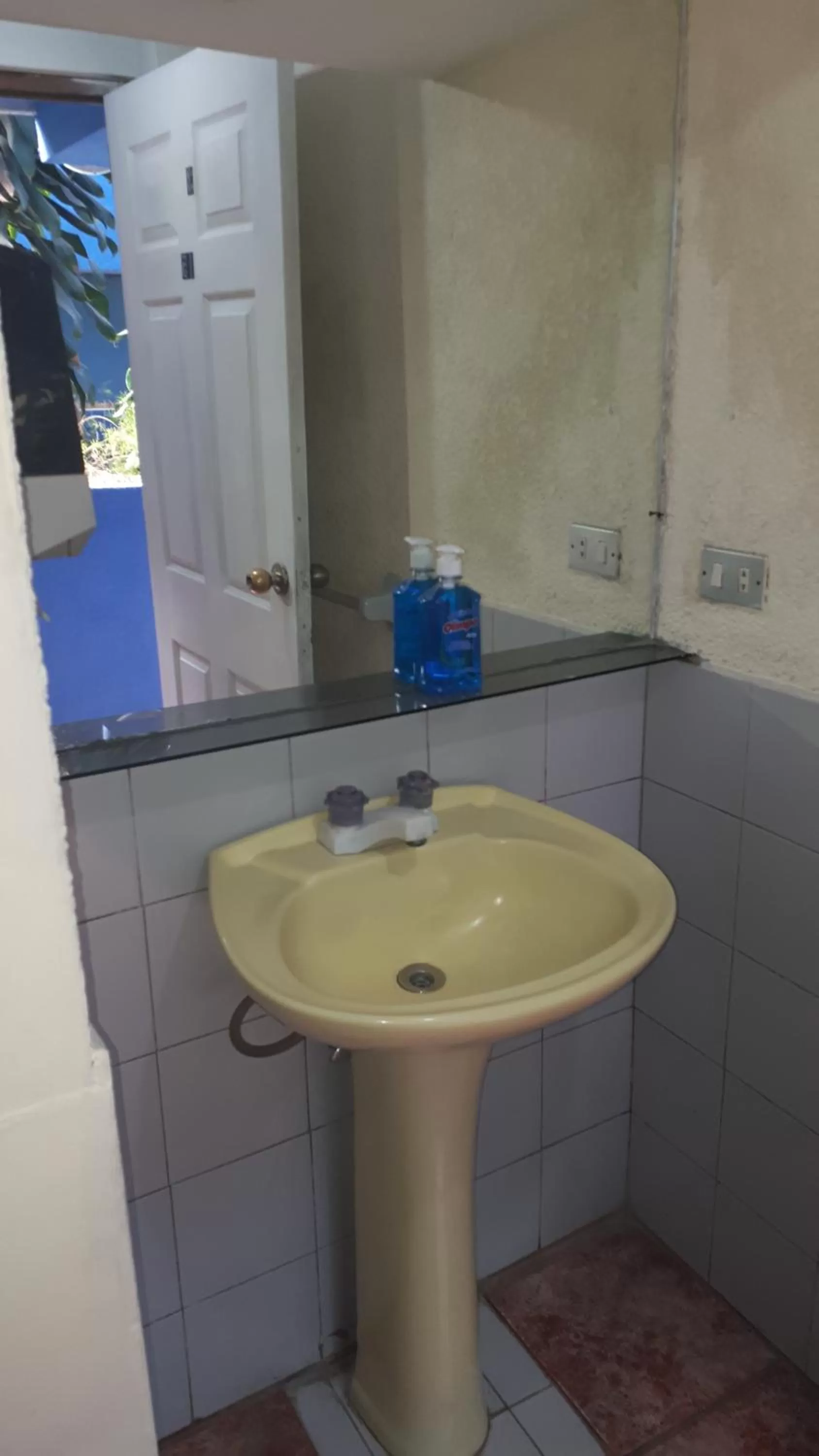 Bathroom in hotel kasa kamelot 2