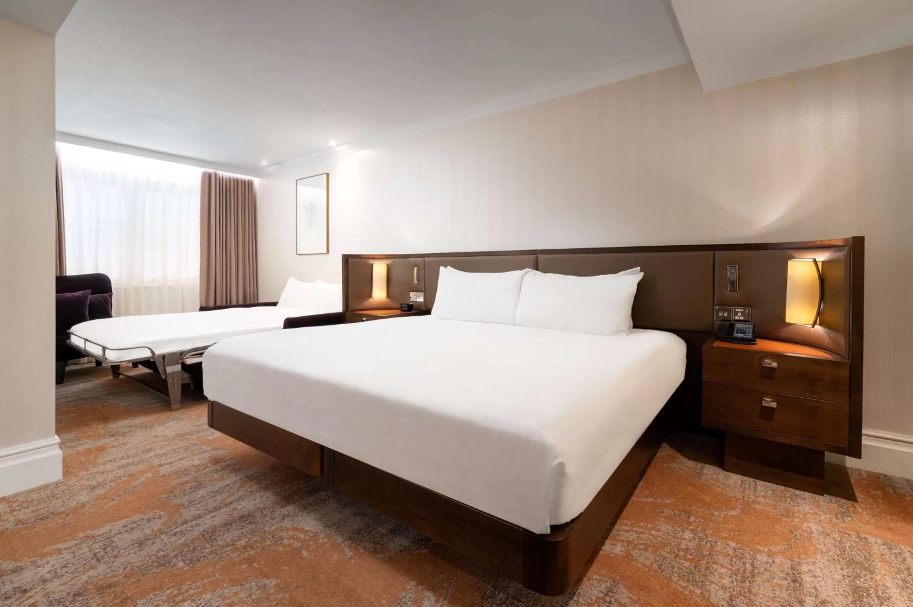 Living room, Bed in Hilton London Hyde Park