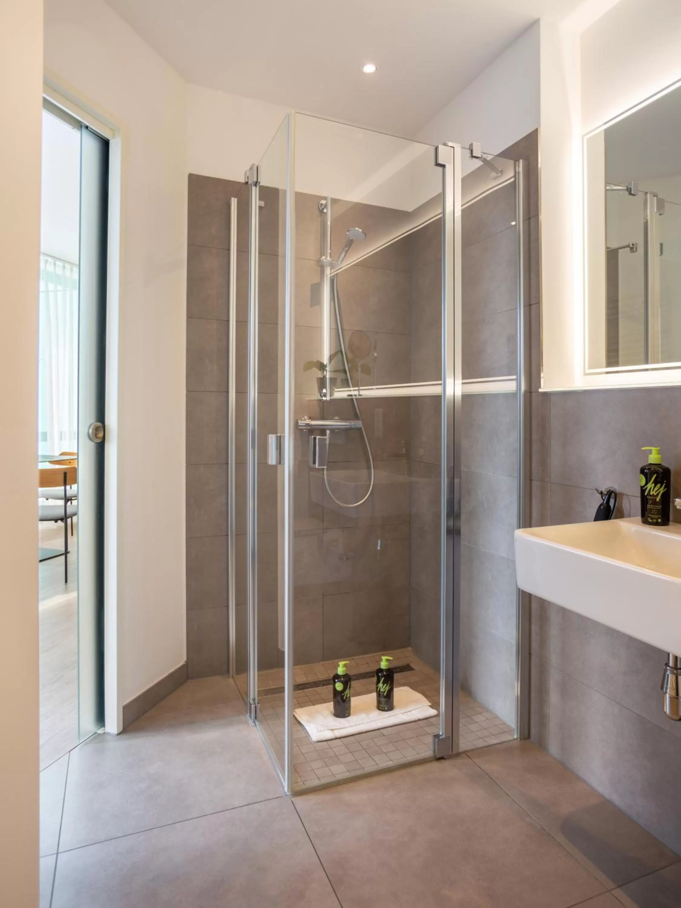 Shower in Limehome Köln Friesenplatz - Digital Access