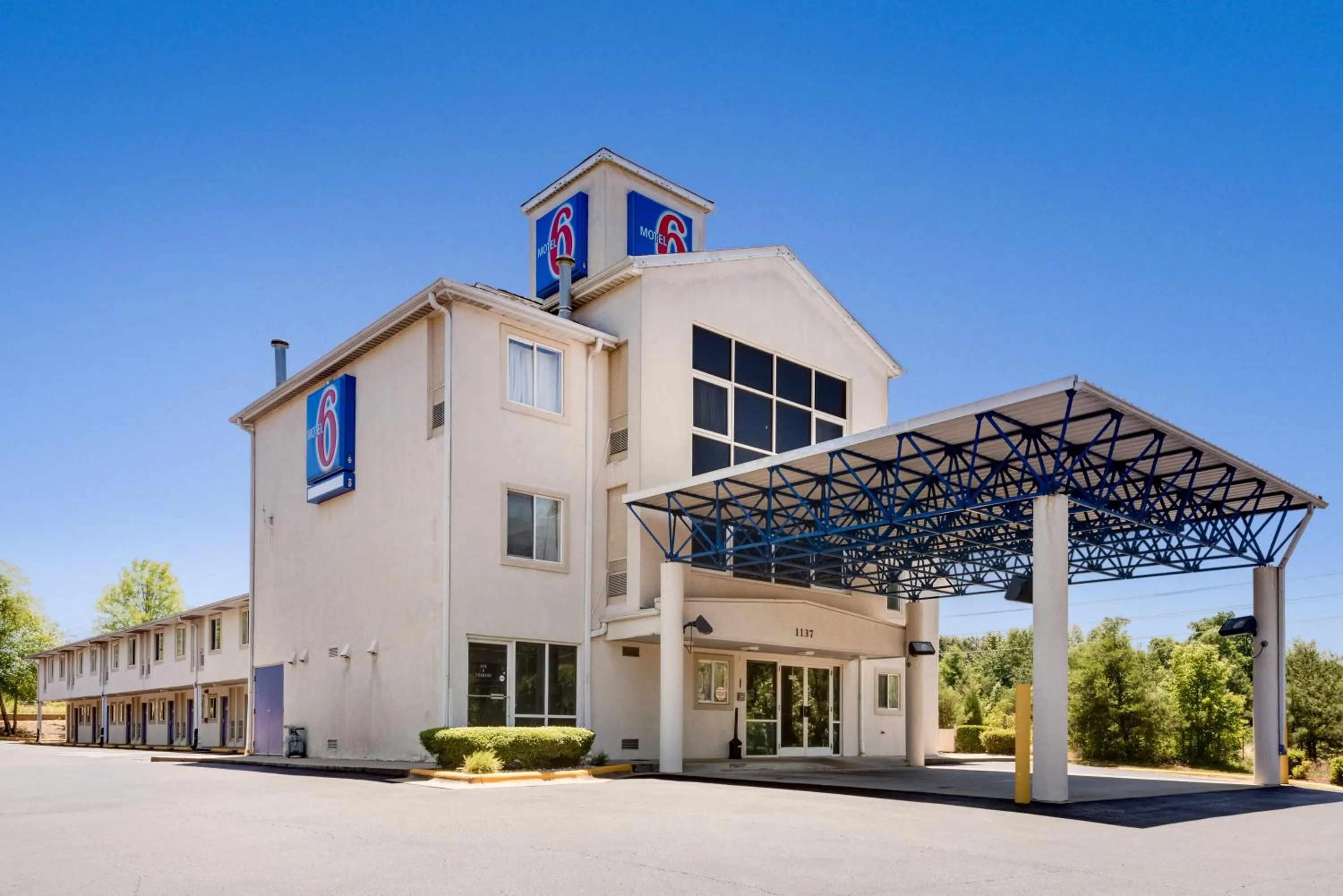 Facade/entrance in Motel 6-Statesville, NC
