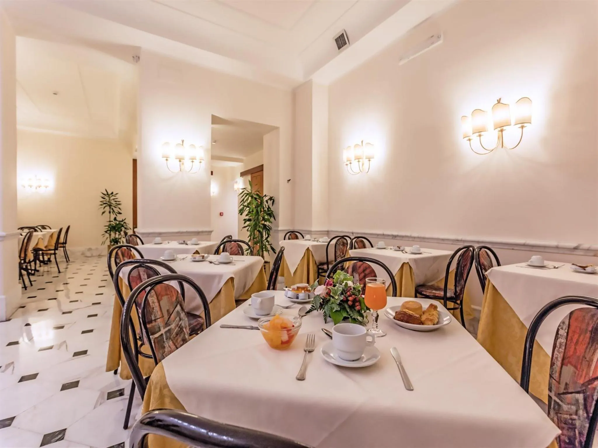 Restaurant/places to eat in Raeli Hotel Noto