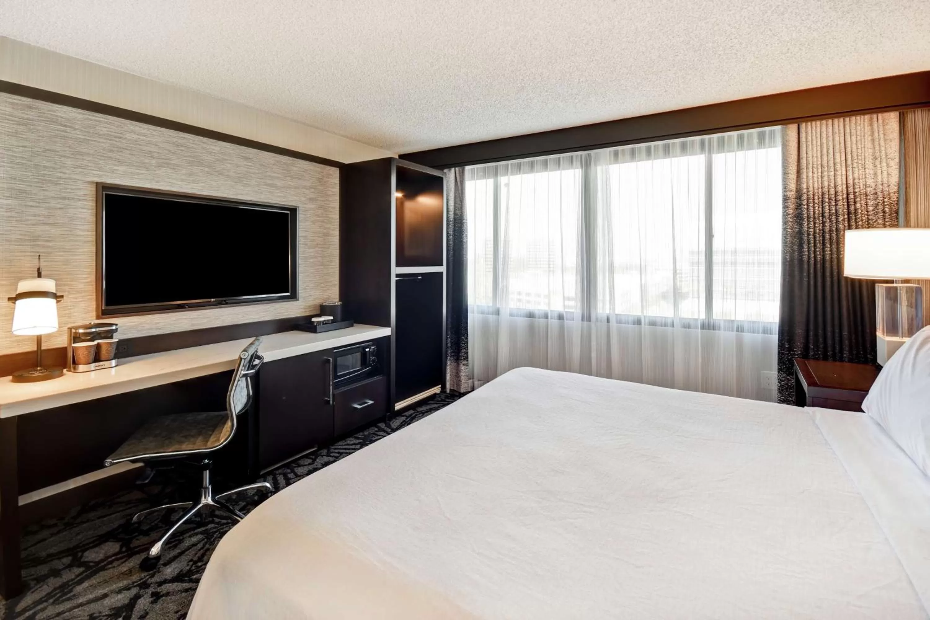 Bed in Embassy Suites by Hilton Santa Clara Silicon Valley