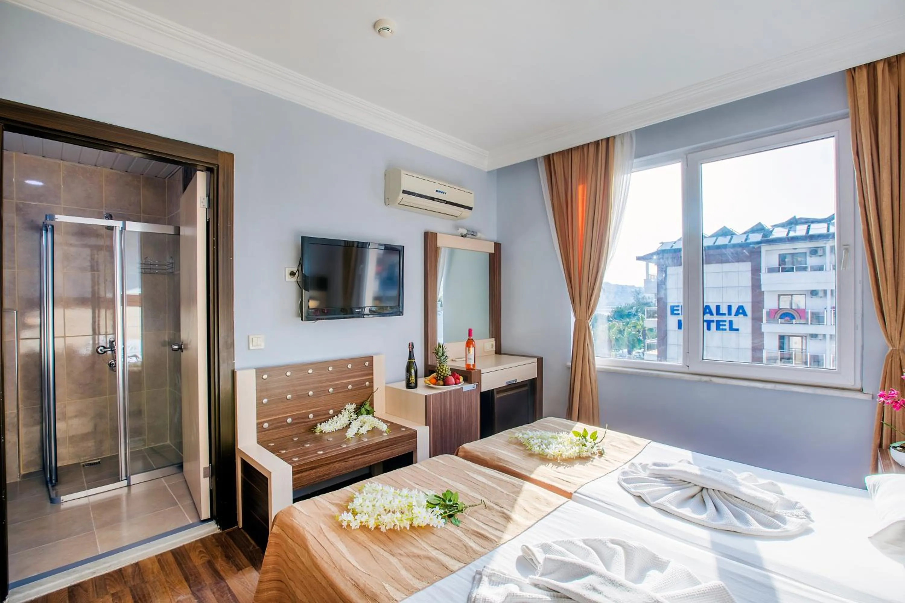 Photo of the whole room, Bed in Hawaii Suite Beach Hotel