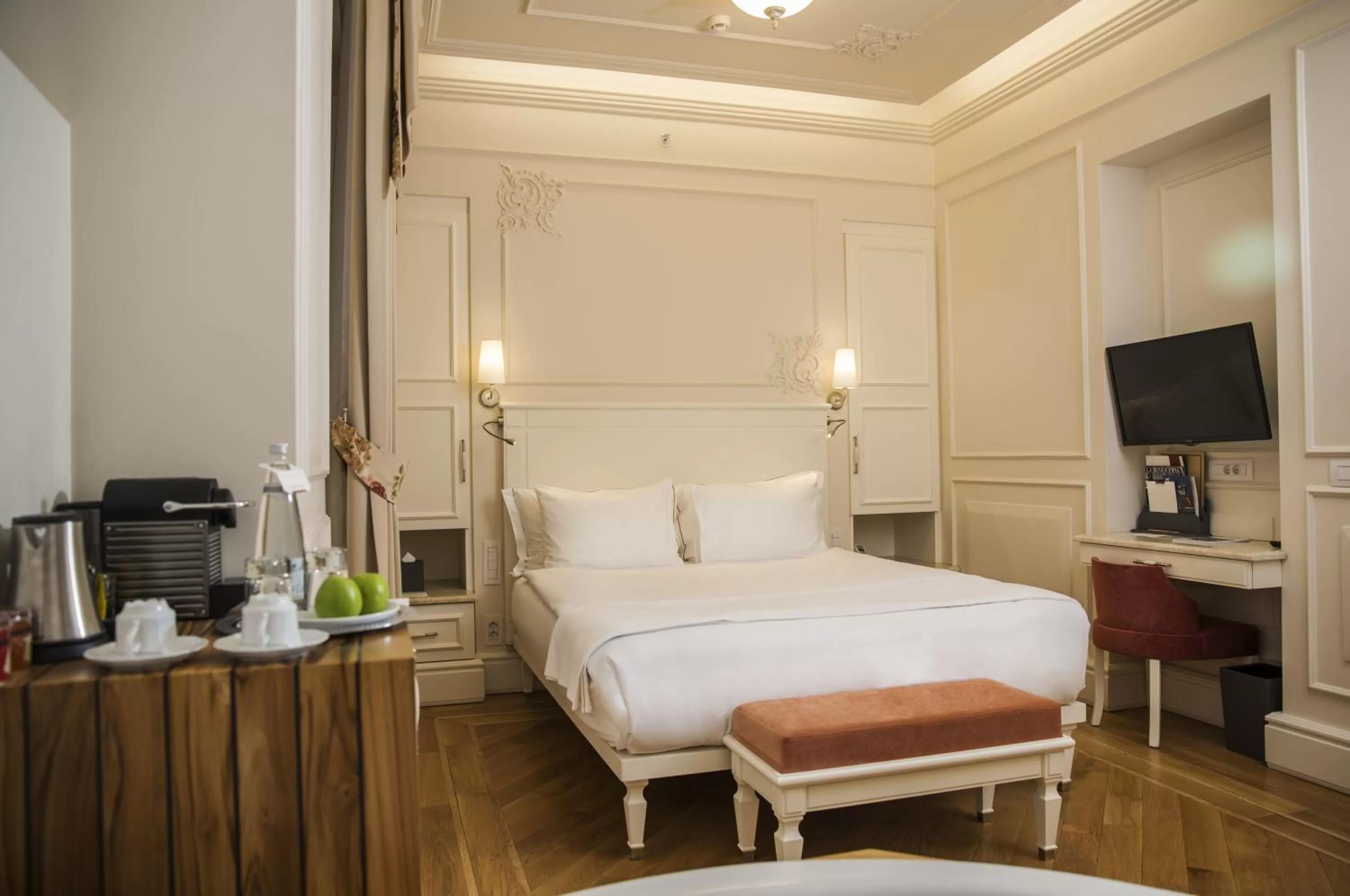 Bed in Corinne Art & Boutique Hotel